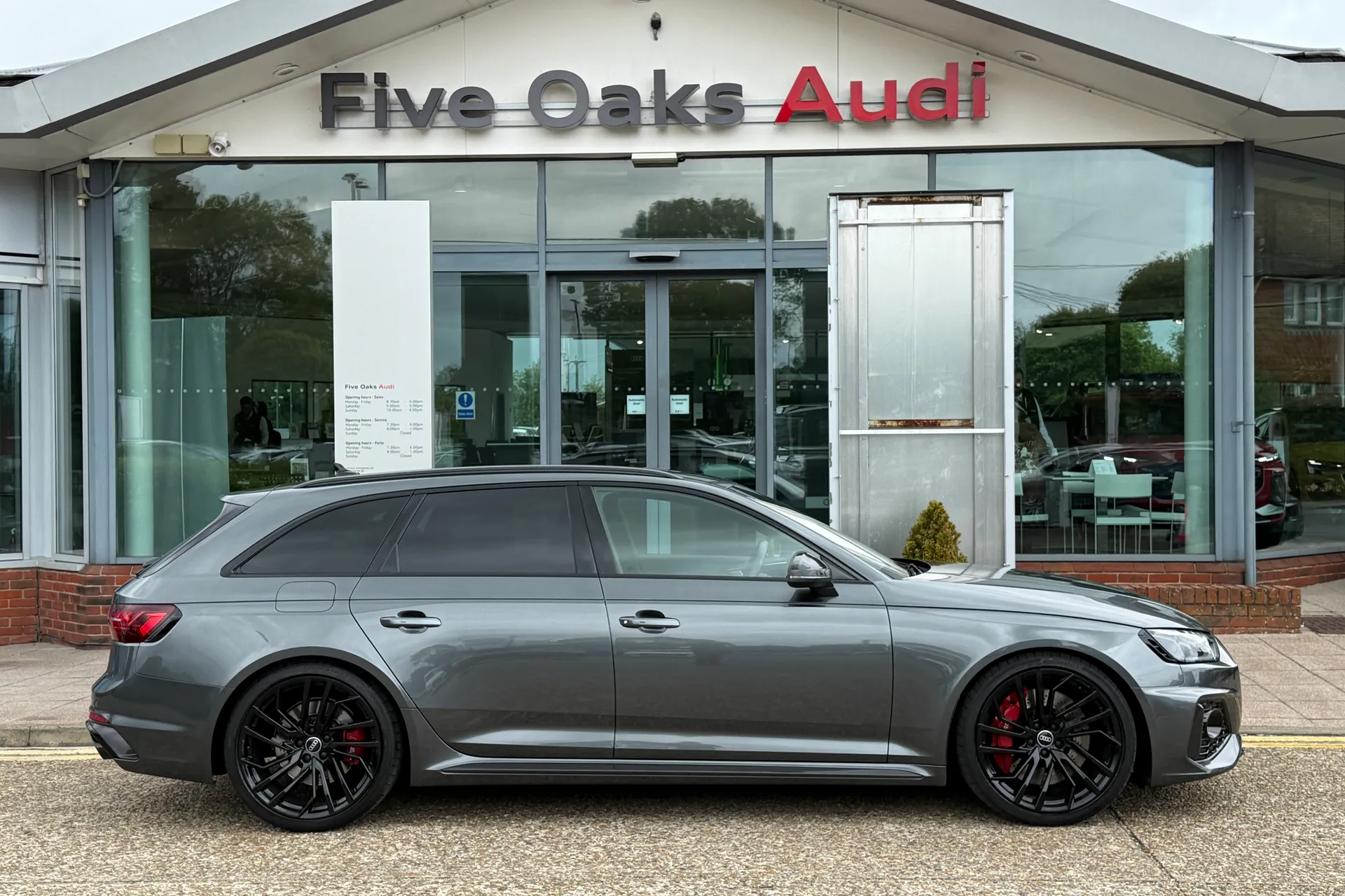 Audi RS4 thumbnail image number 2