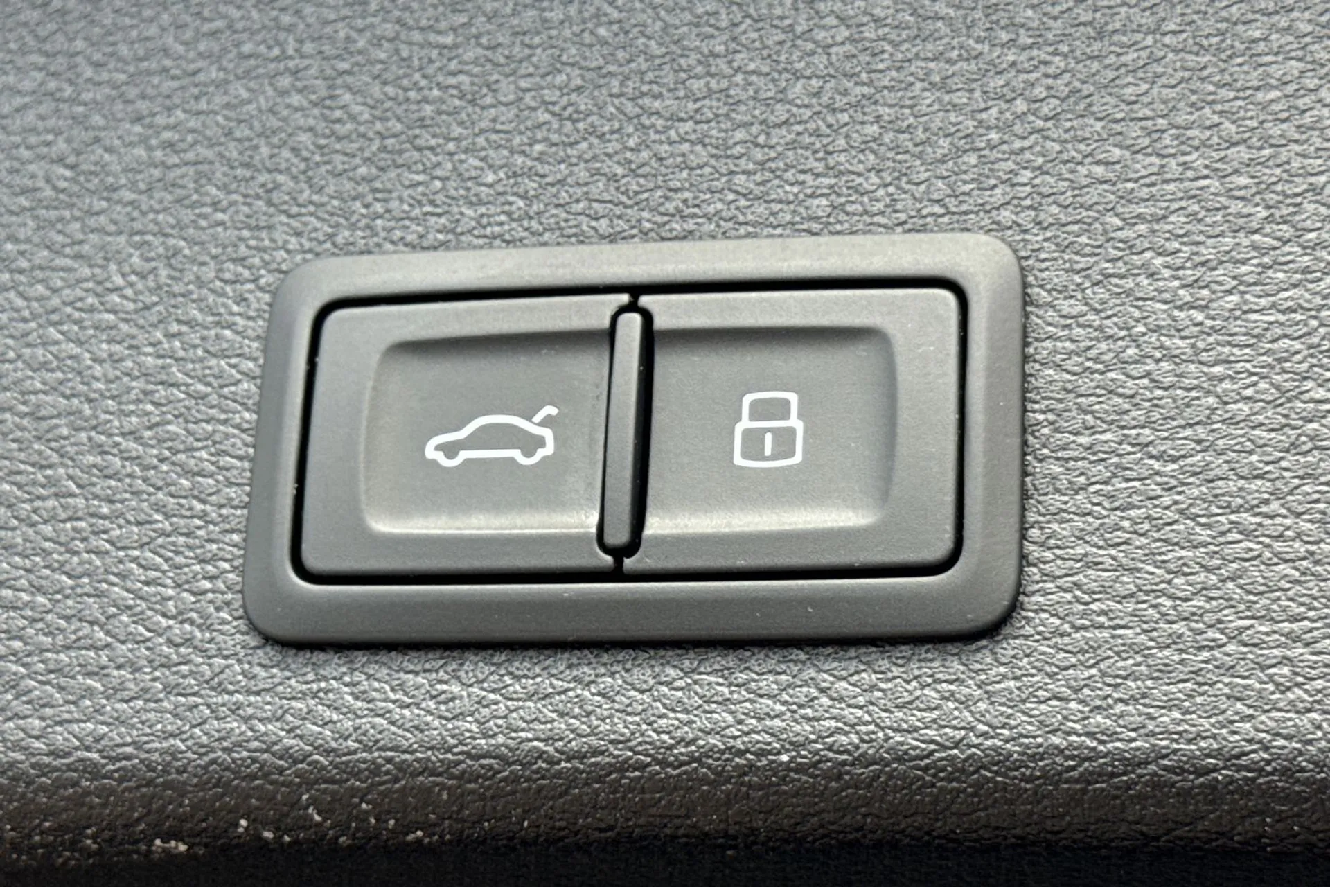 Audi RS4 thumbnail image number 35