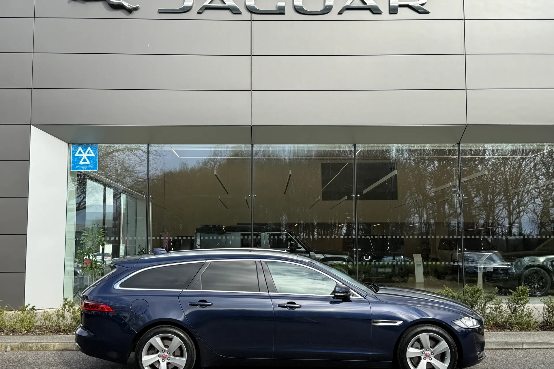 Jaguar XF thumbnail image number 2