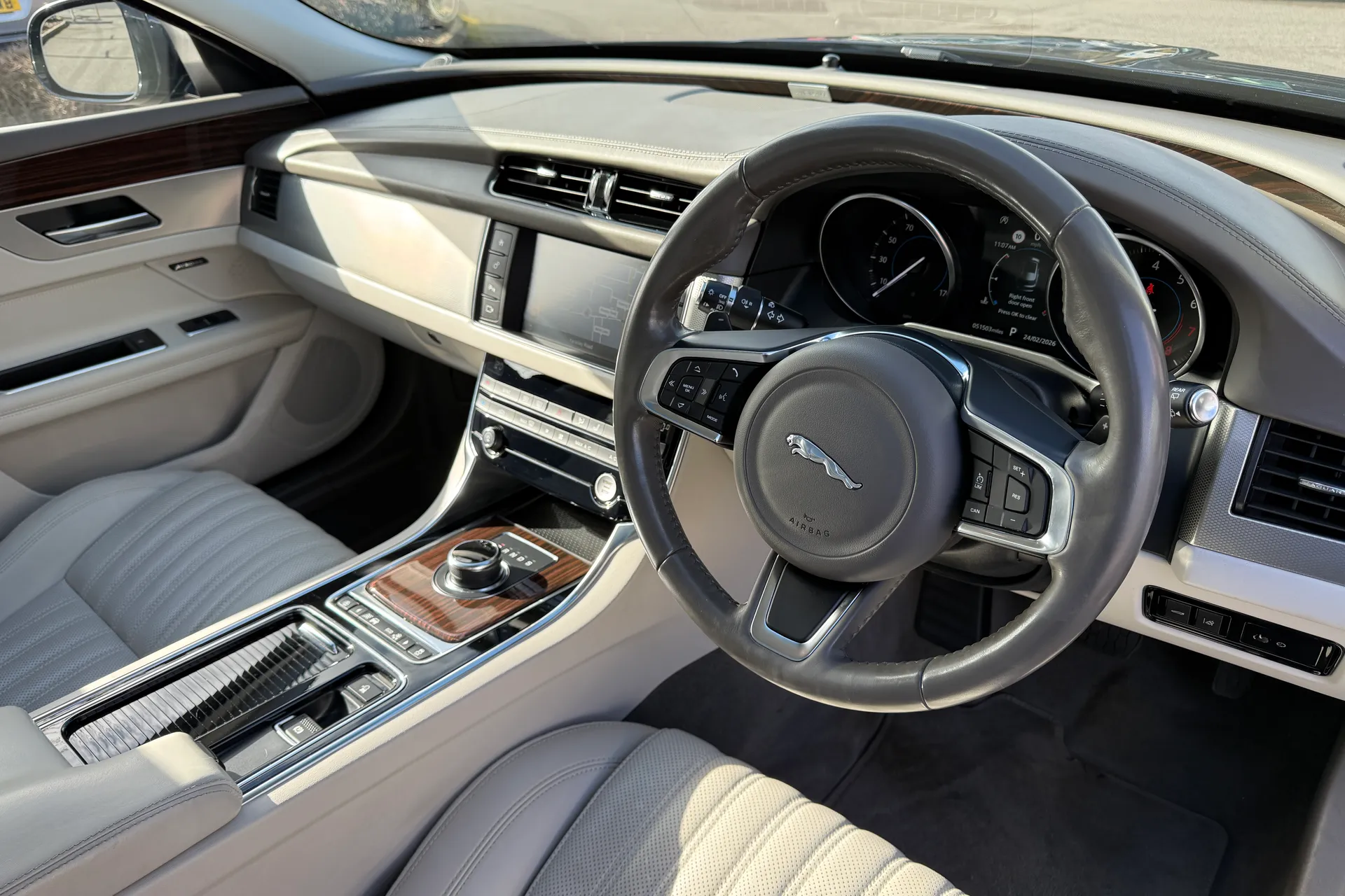 Jaguar XF thumbnail image number 30