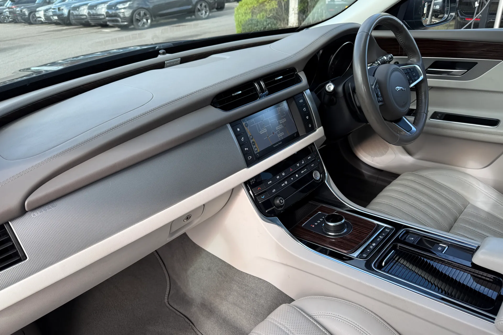 Jaguar XF thumbnail image number 32