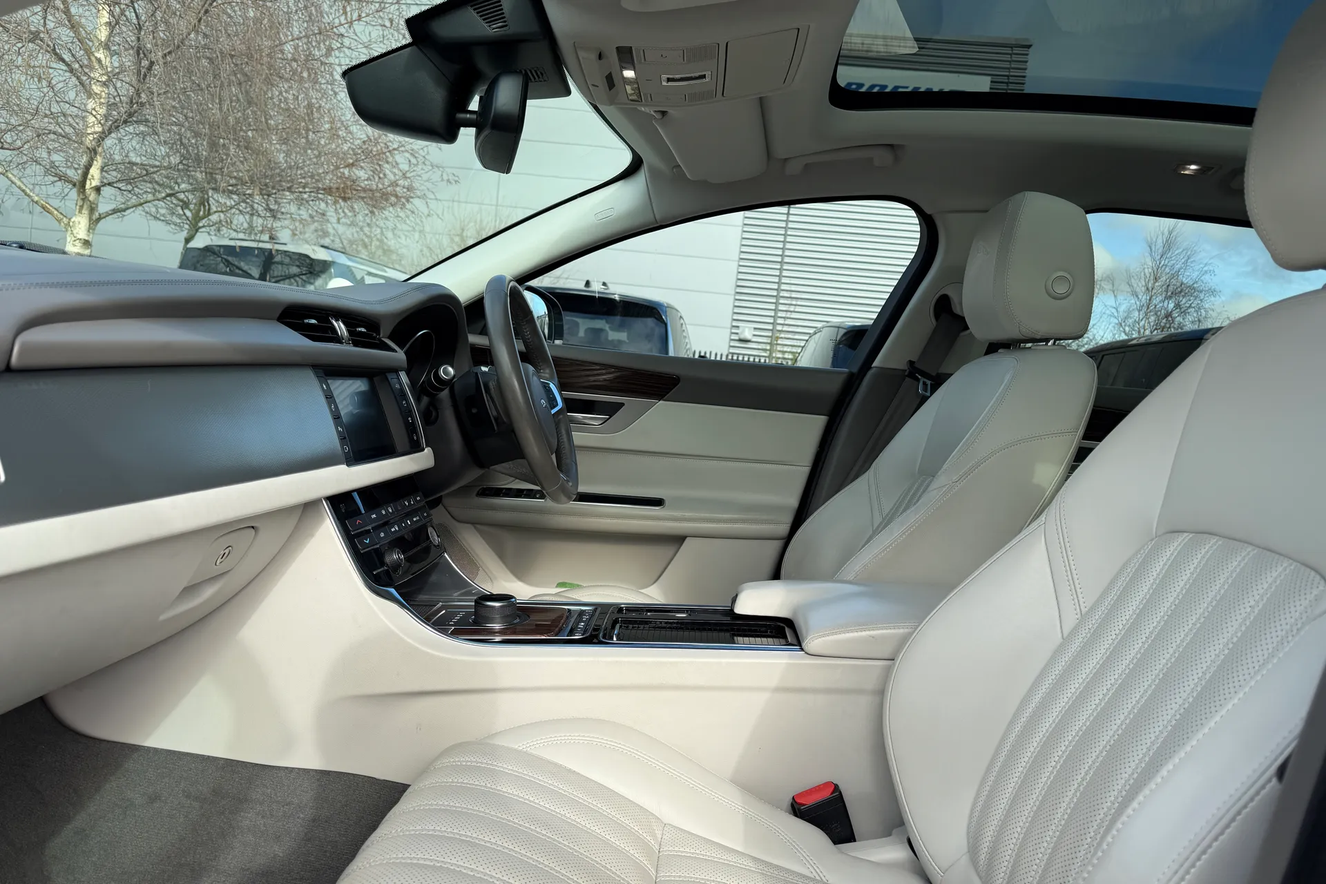 Jaguar XF thumbnail image number 31