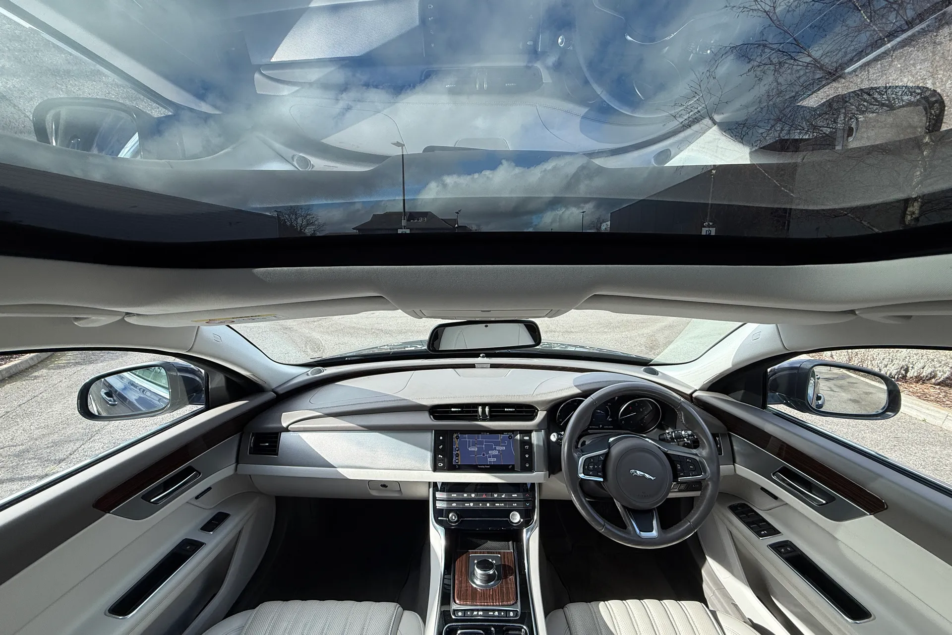 Jaguar XF thumbnail image number 4