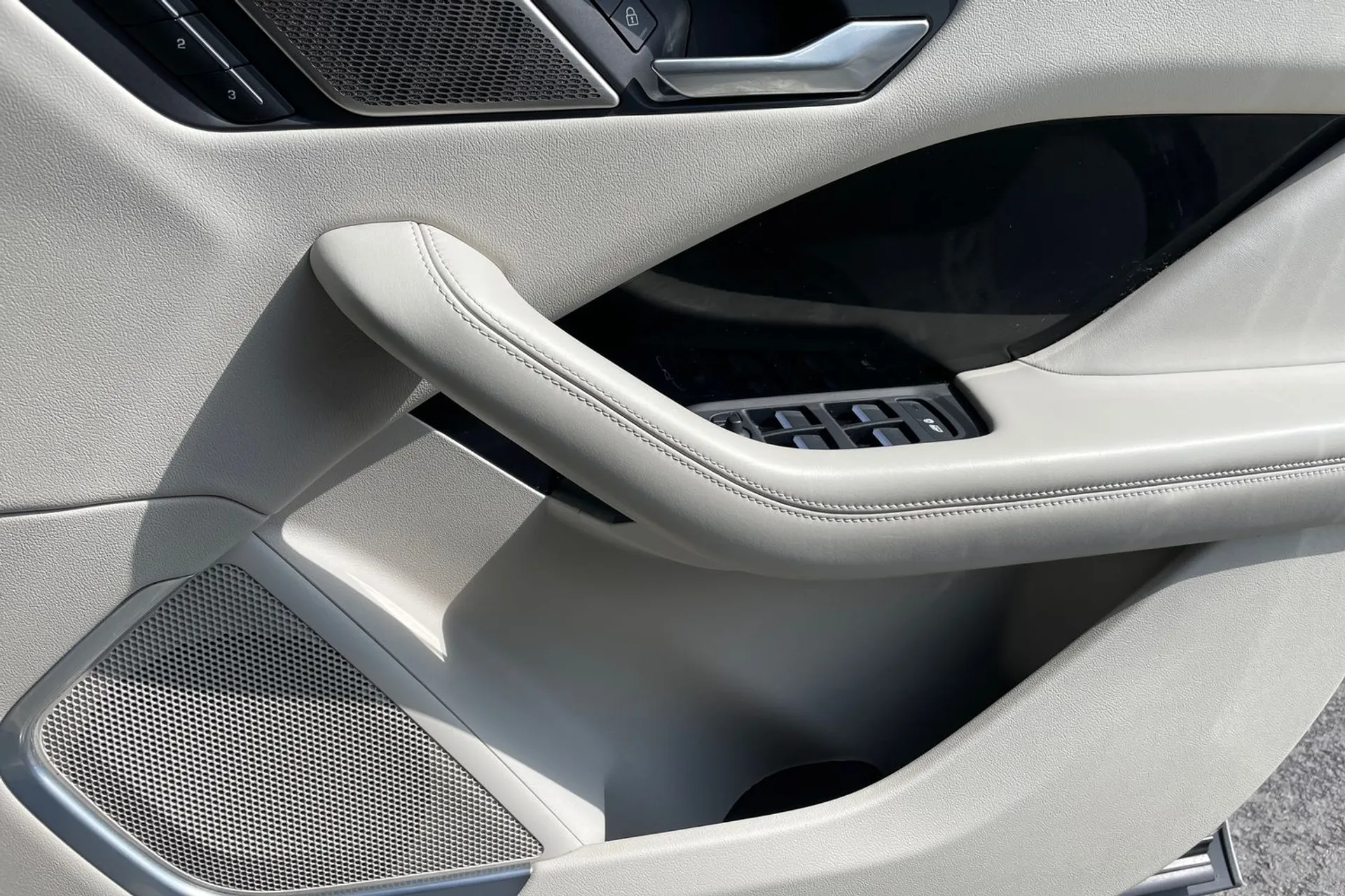 Jaguar I-PACE thumbnail image number 52