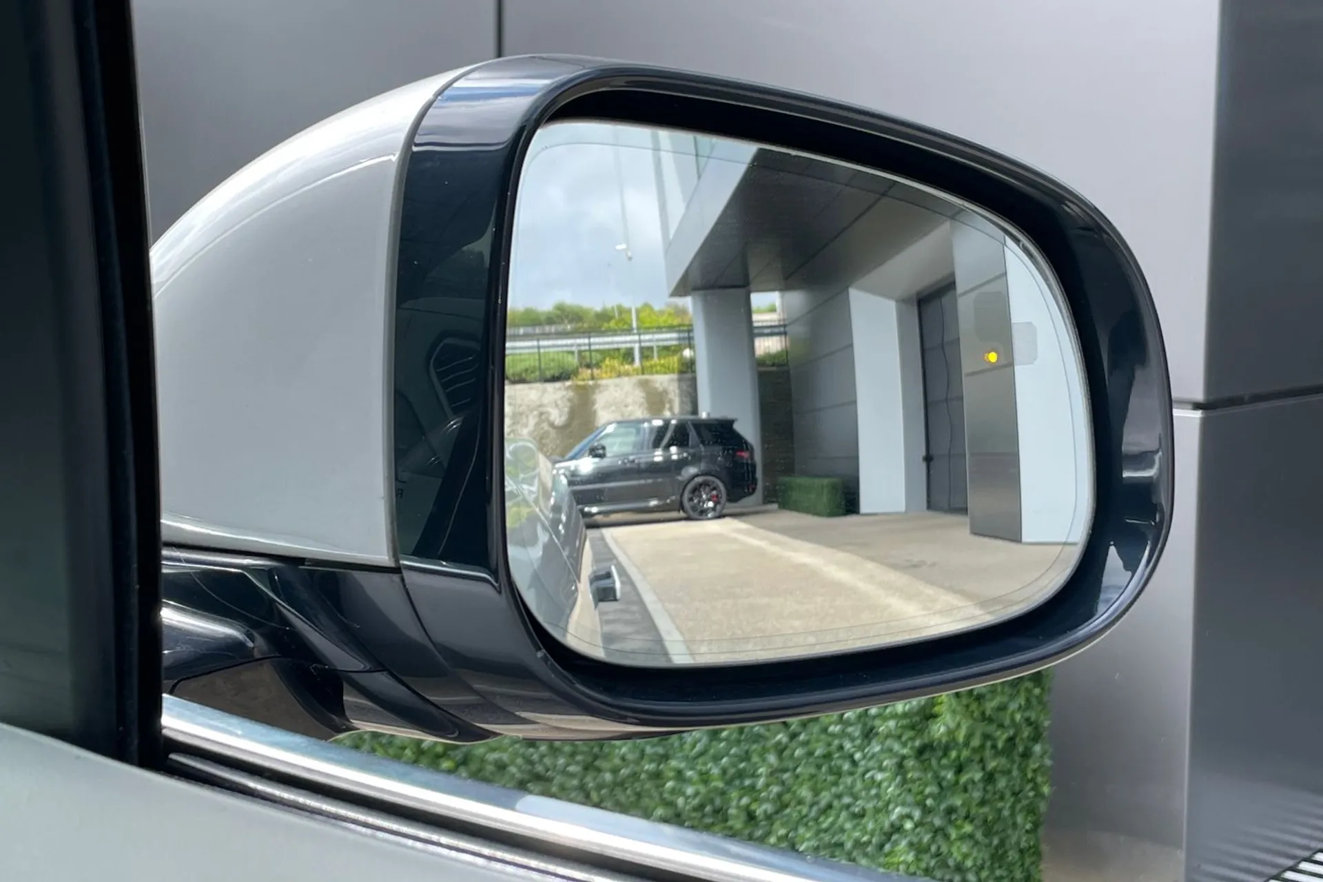 Jaguar I-PACE thumbnail image number 16