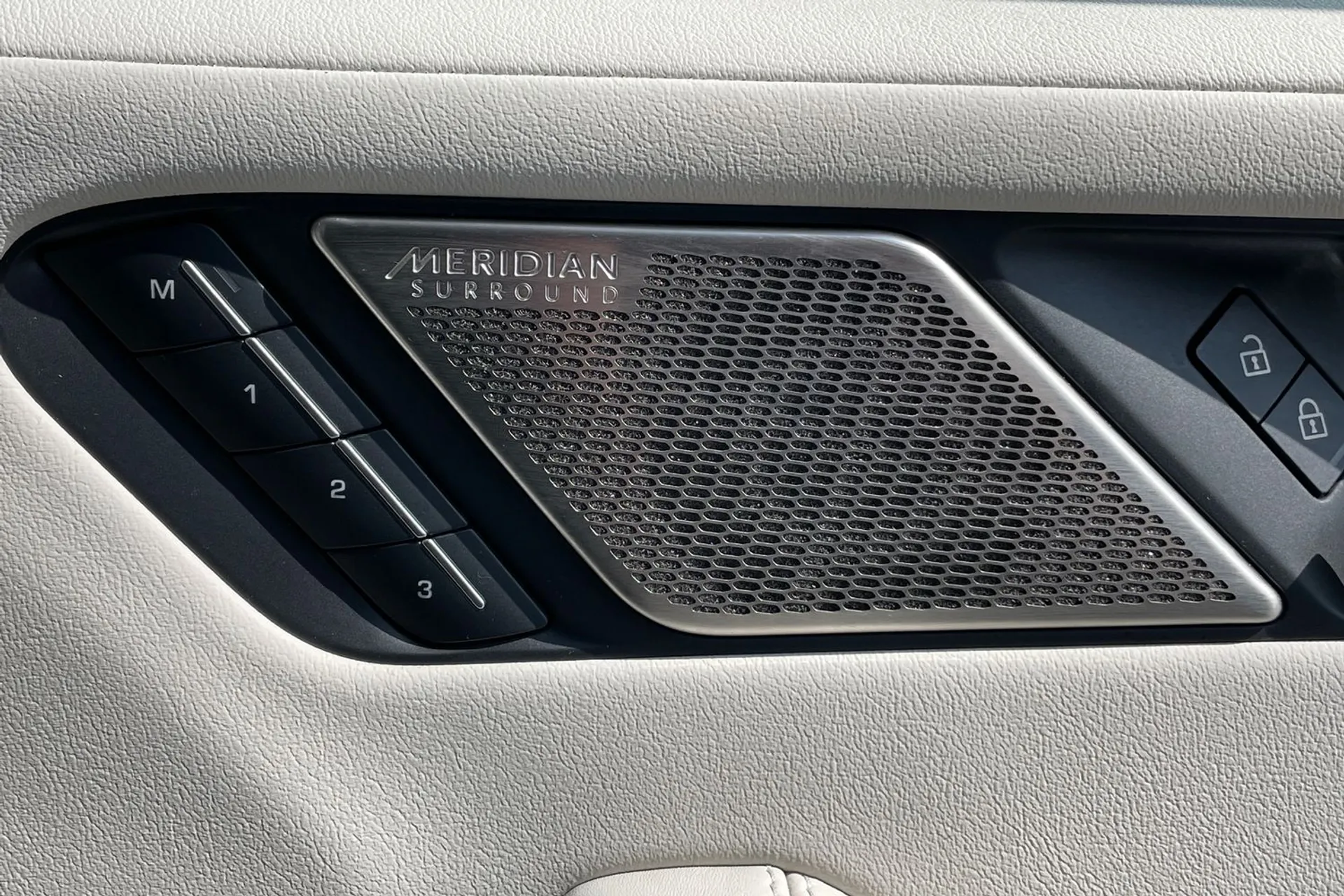 Jaguar I-PACE thumbnail image number 61