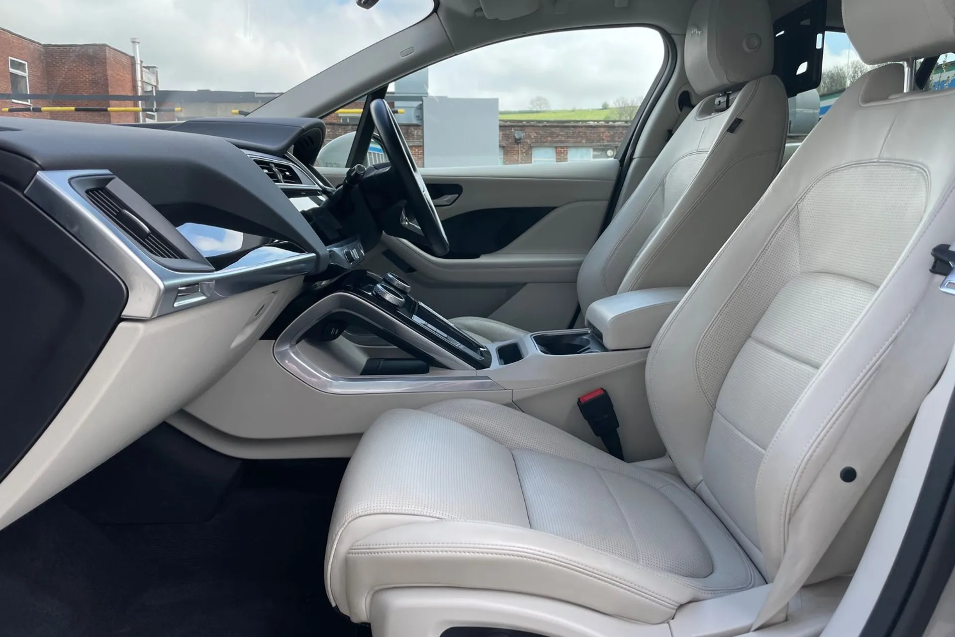 Jaguar I-PACE thumbnail image number 38
