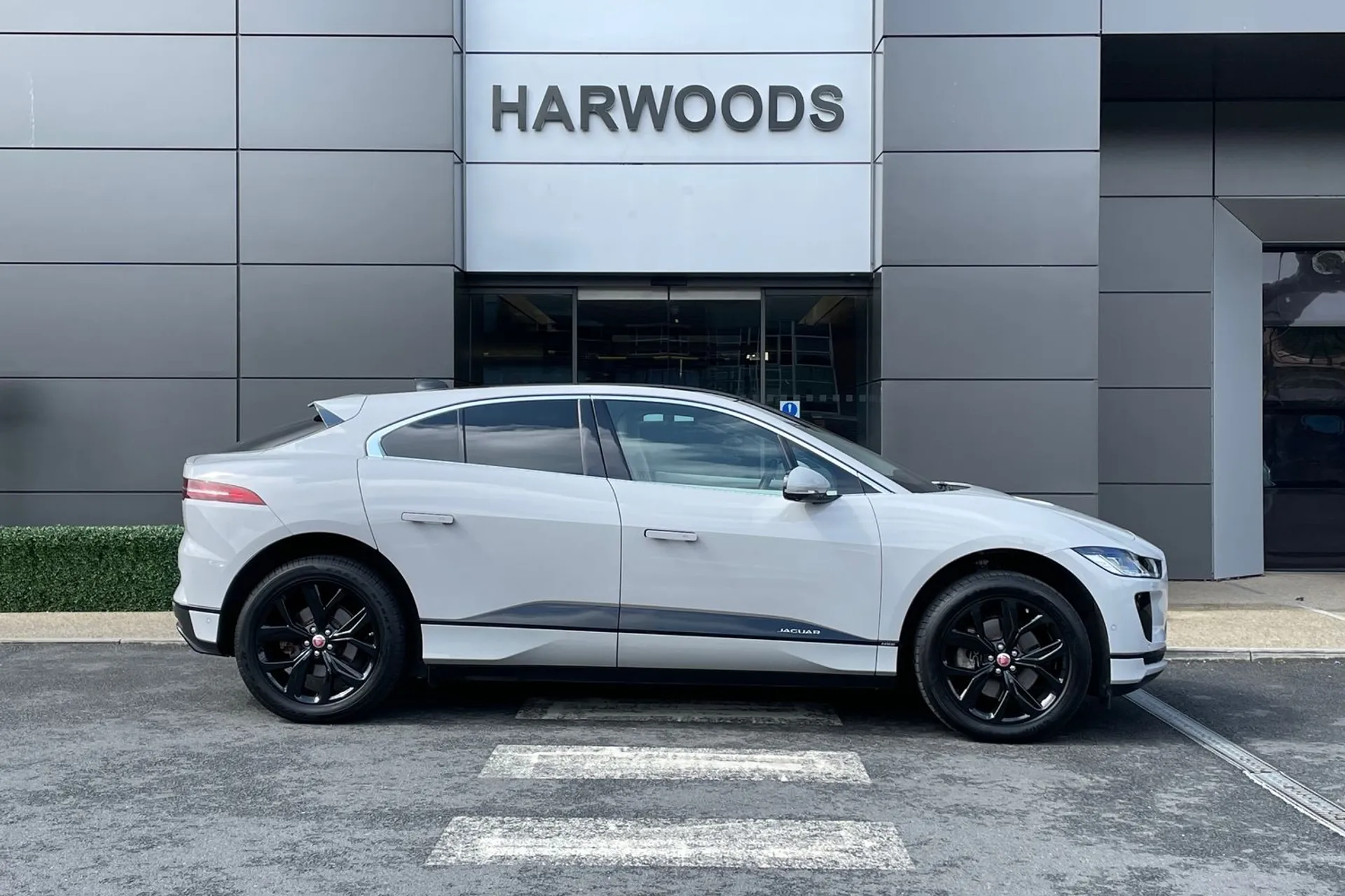 Jaguar I-PACE thumbnail image number 2