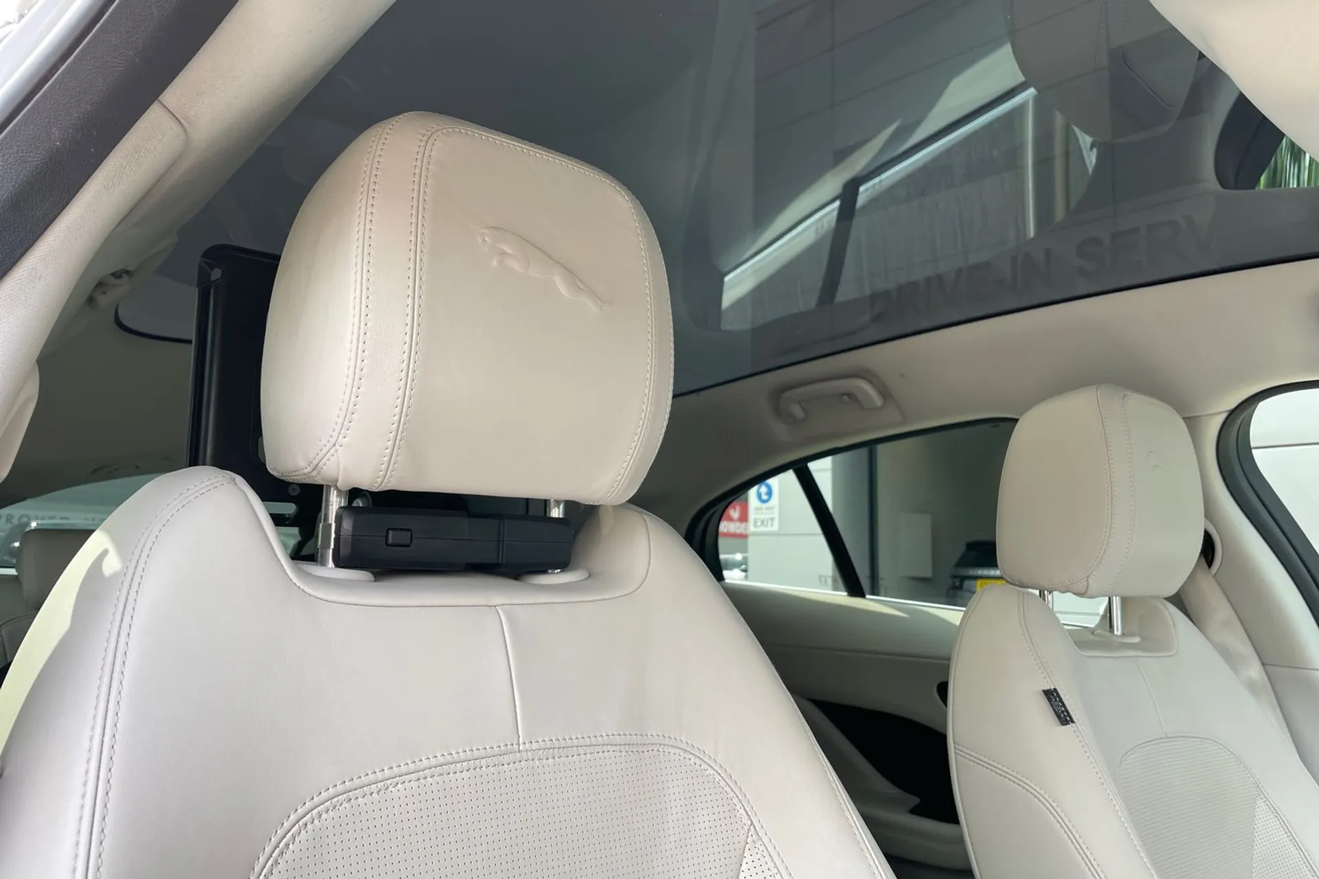 Jaguar I-PACE thumbnail image number 39