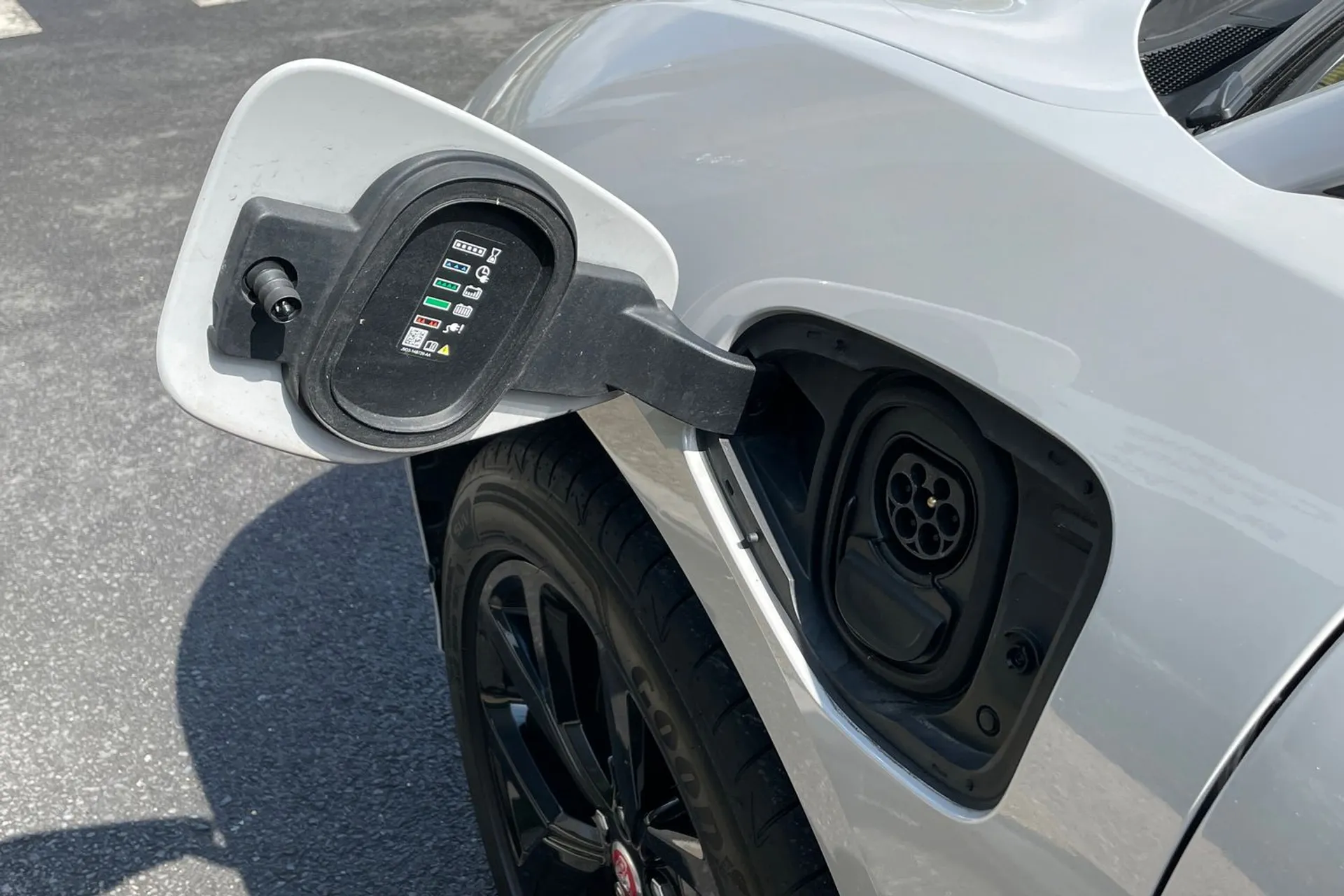 Jaguar I-PACE thumbnail image number 10