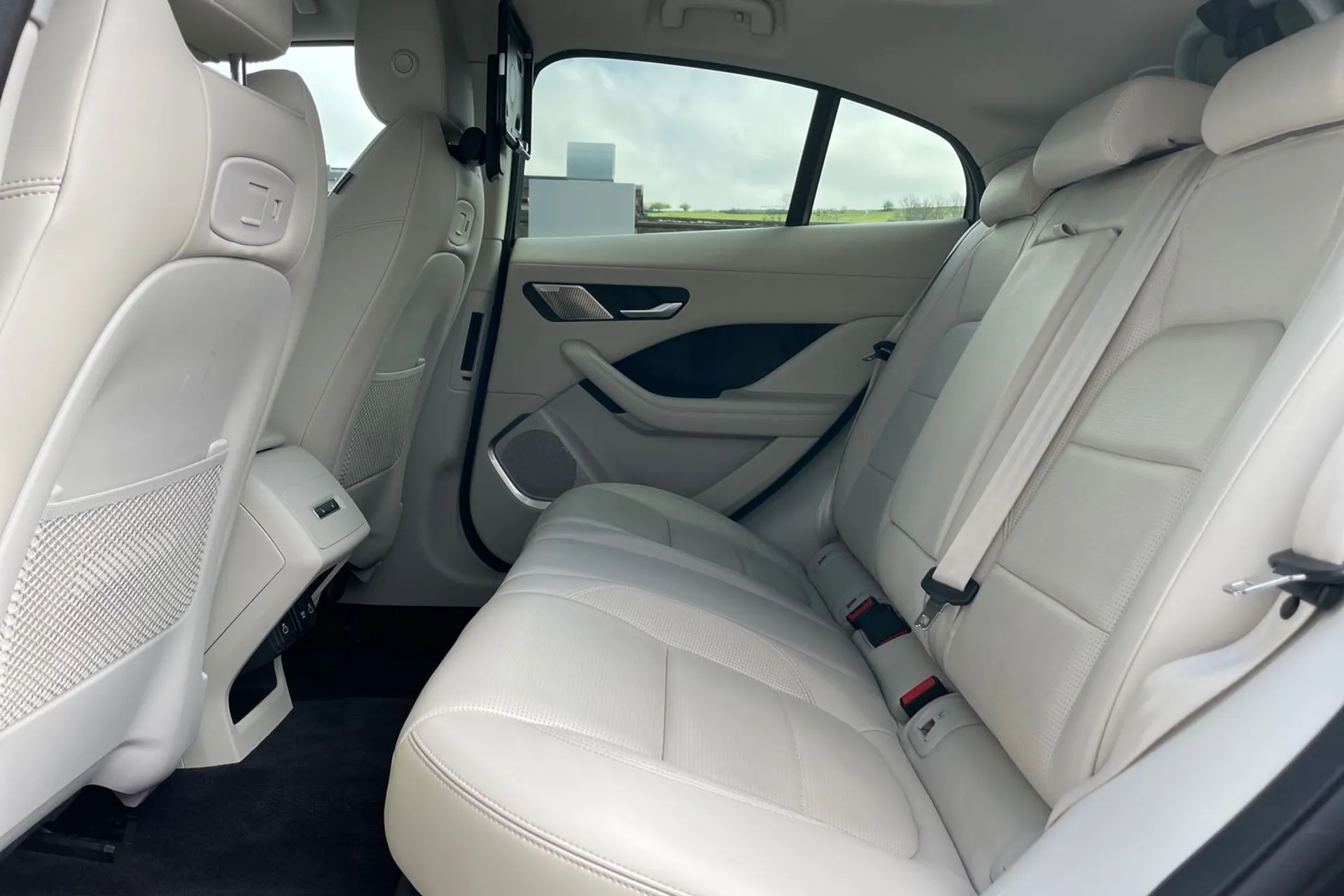 Jaguar I-PACE thumbnail image number 40