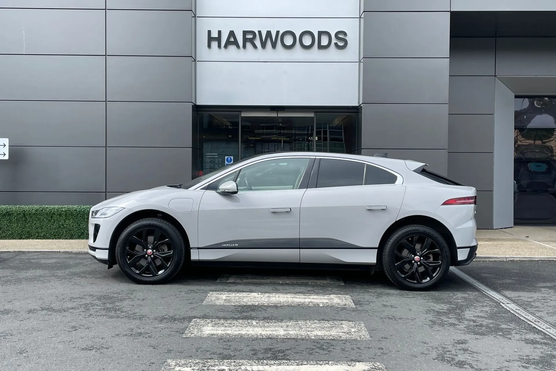 Jaguar I-PACE thumbnail image number 9