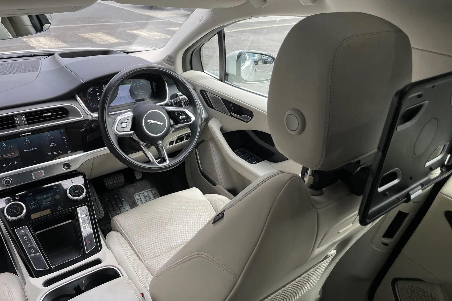 Jaguar I-PACE thumbnail image number 43