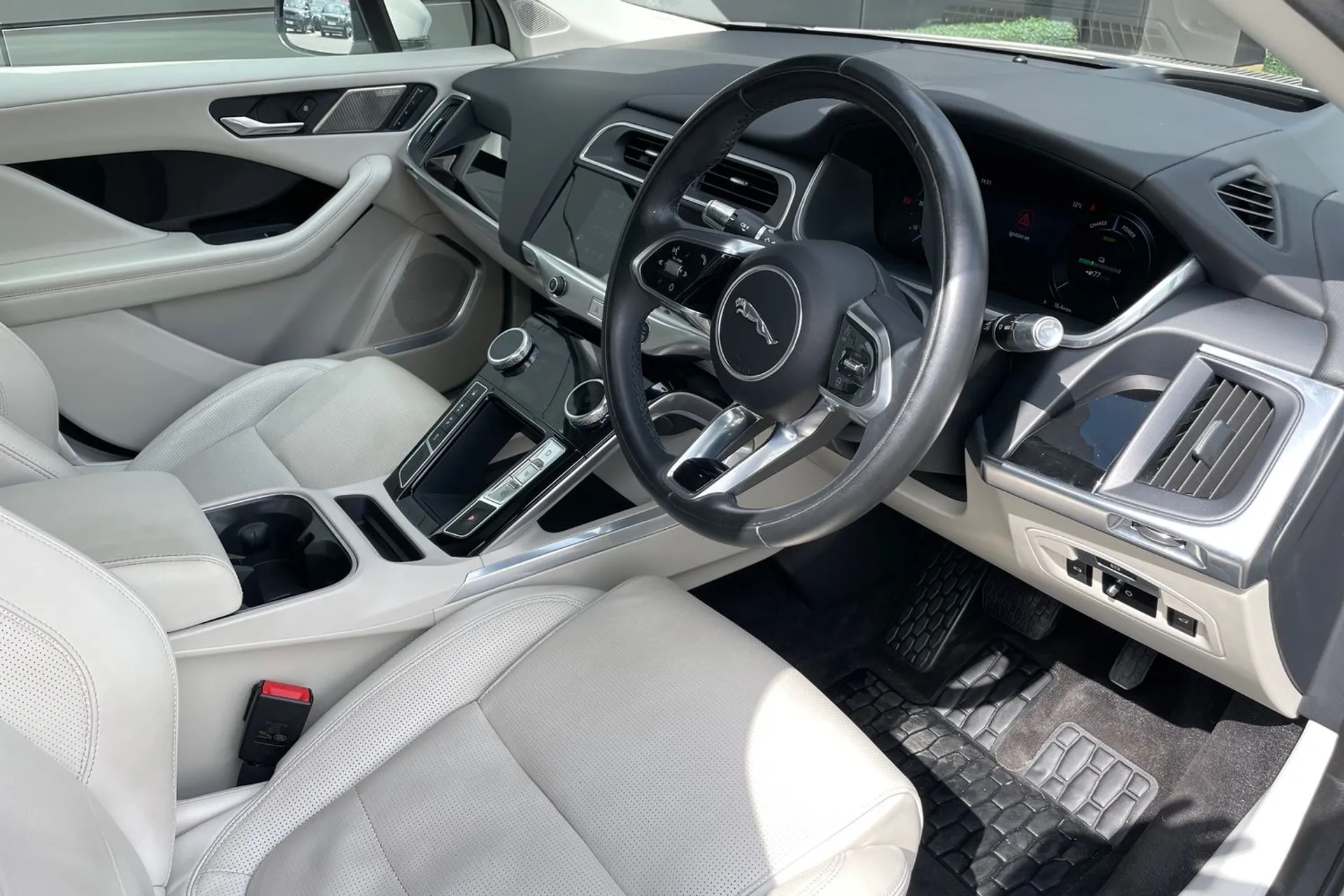 Jaguar I-PACE thumbnail image number 21