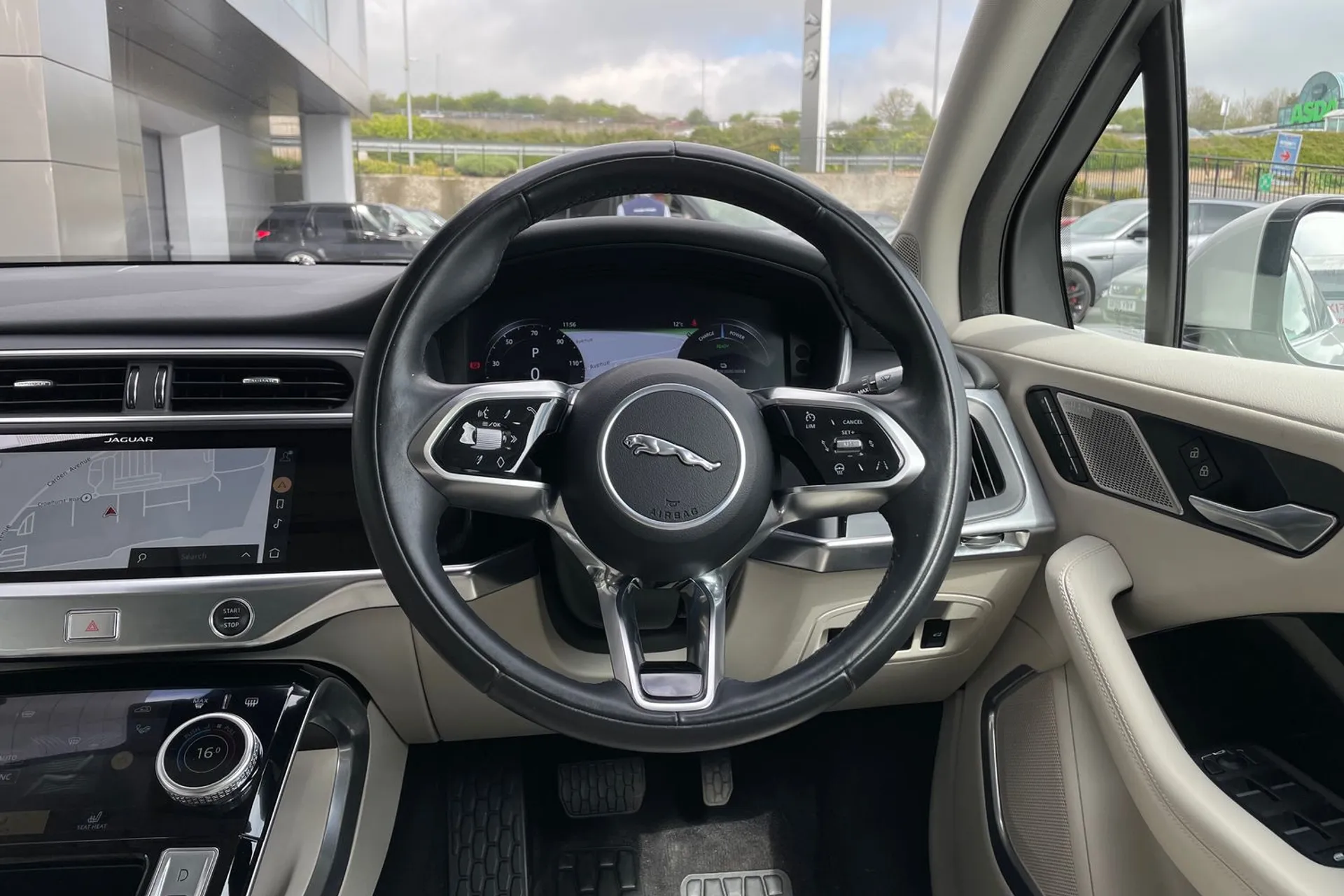 Jaguar I-PACE thumbnail image number 44