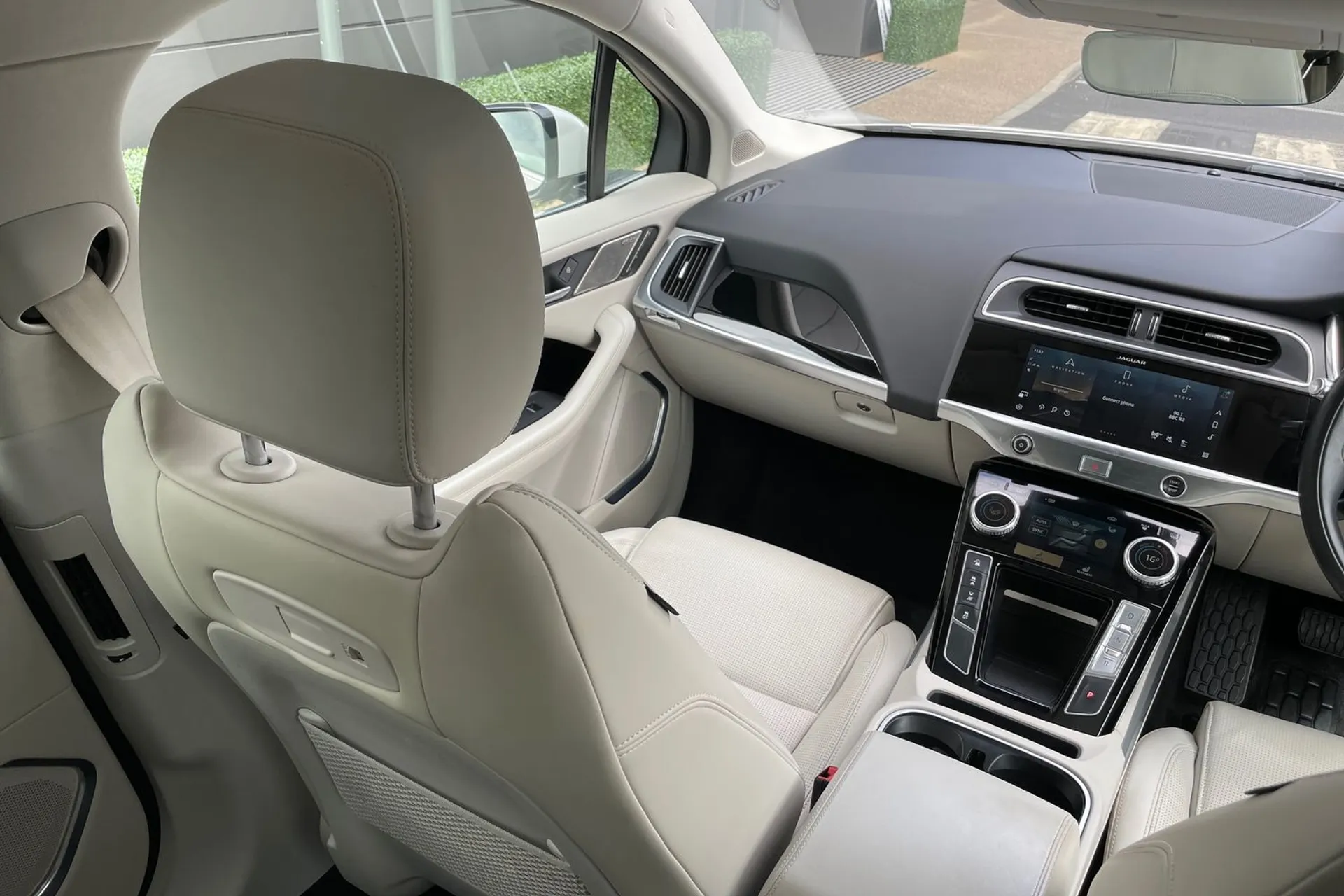 Jaguar I-PACE thumbnail image number 42