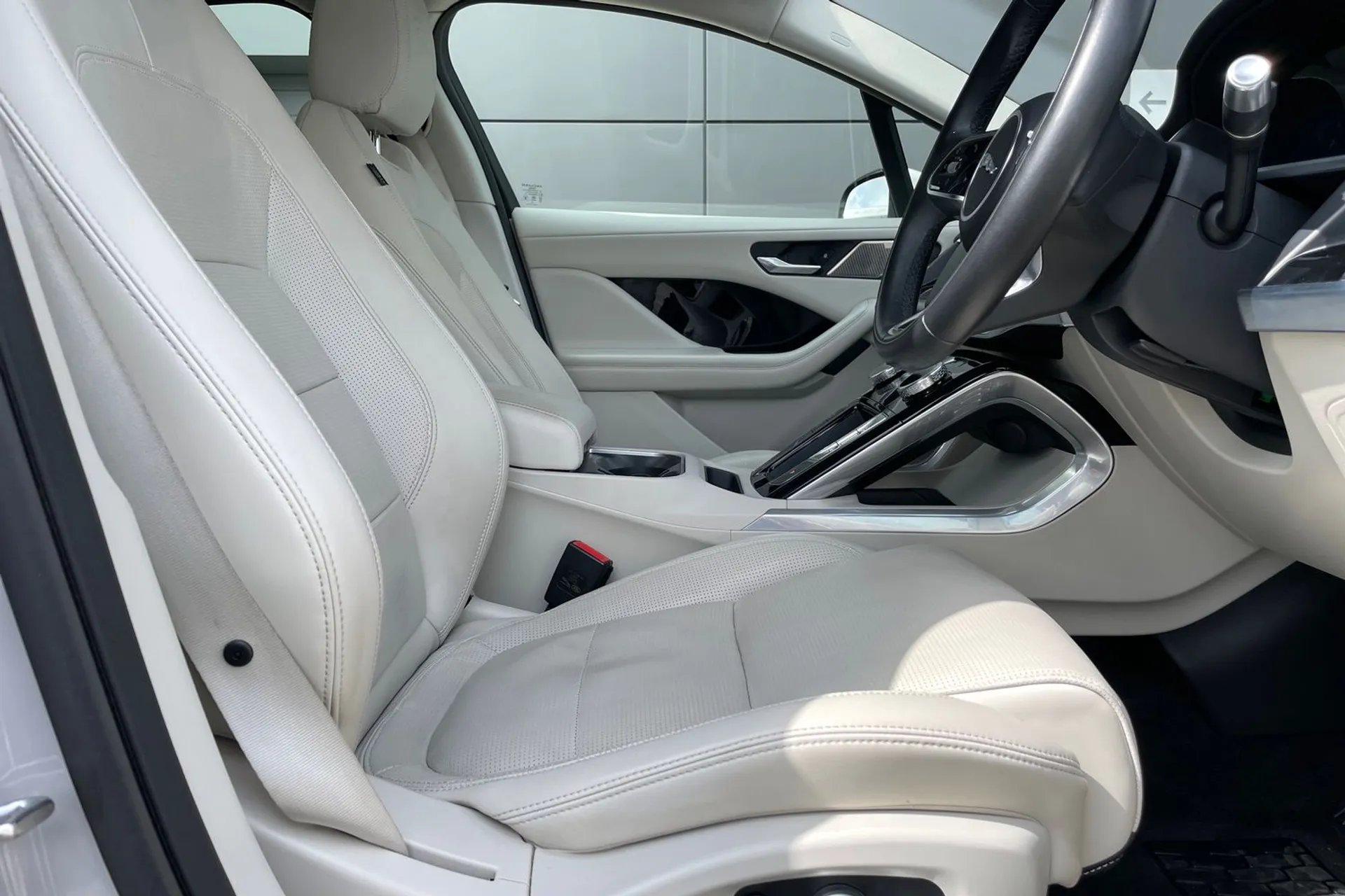 Jaguar I-PACE thumbnail image number 22