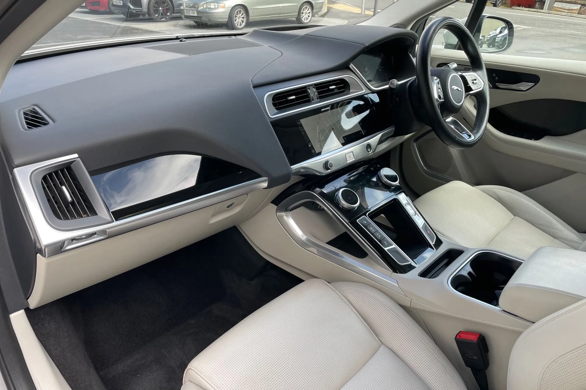 Jaguar I-PACE thumbnail image number 37