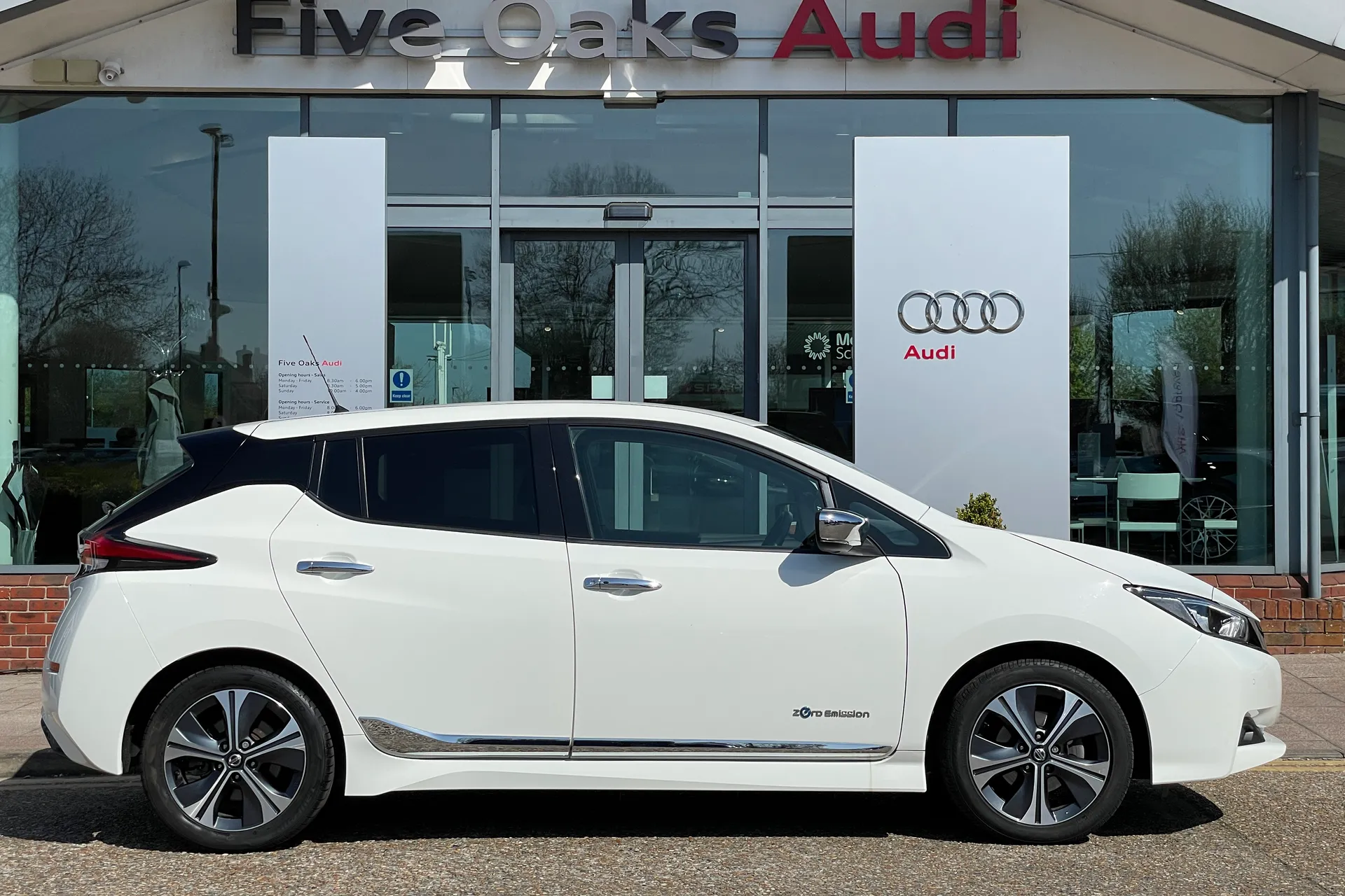 NISSAN LEAF thumbnail image number 2