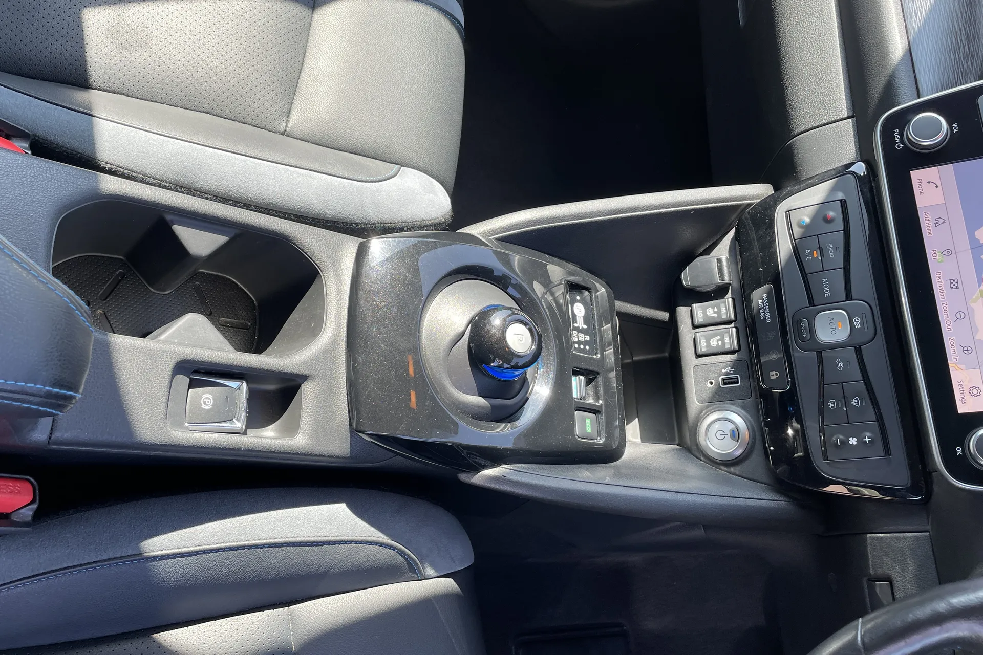 NISSAN LEAF thumbnail image number 17