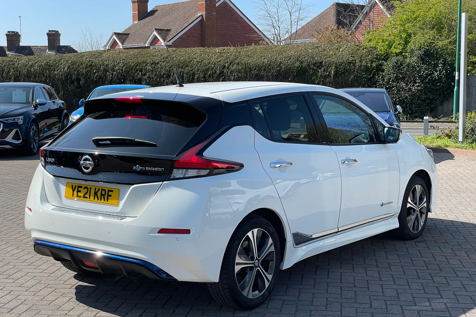 NISSAN LEAF thumbnail image number 4