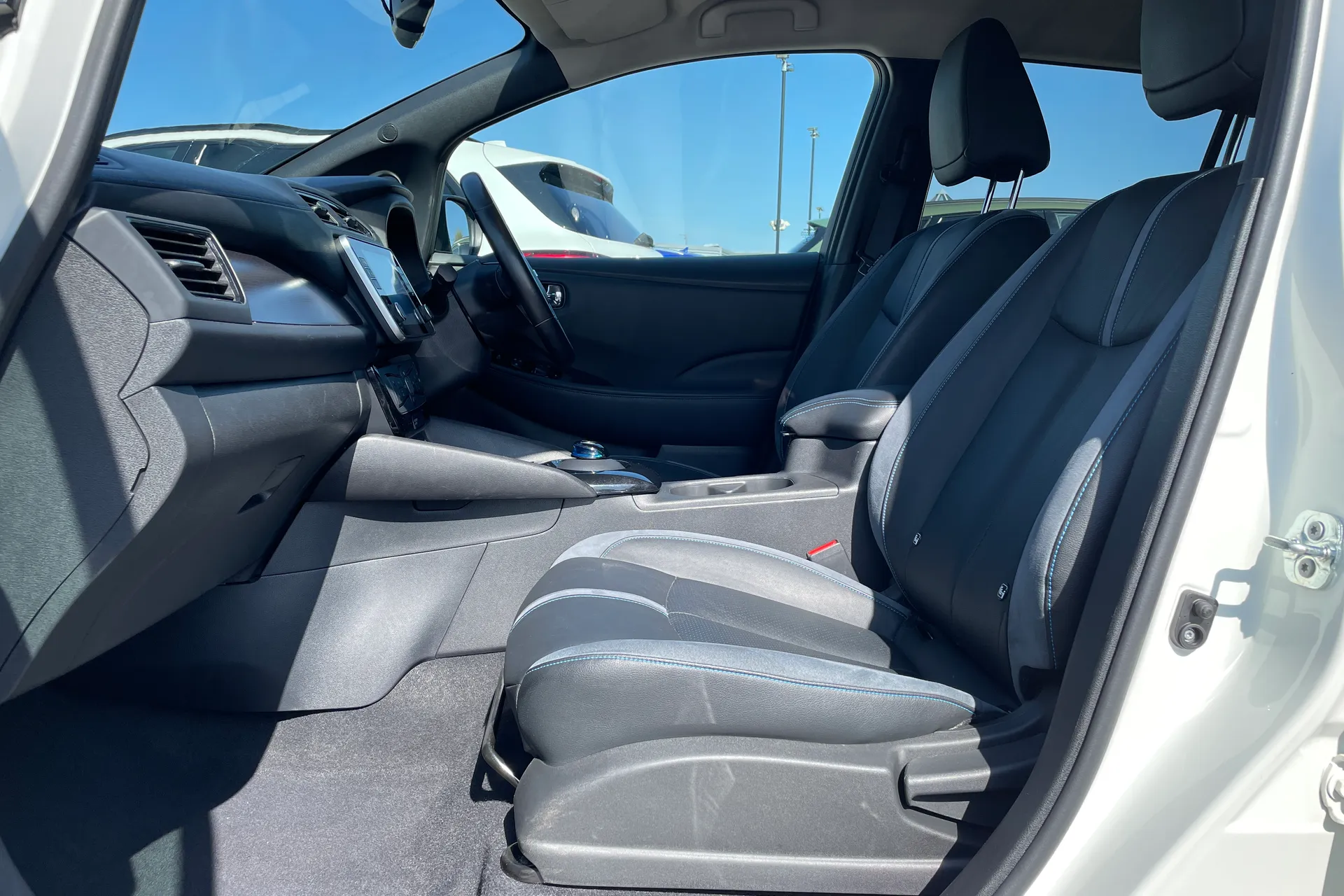 NISSAN LEAF thumbnail image number 35