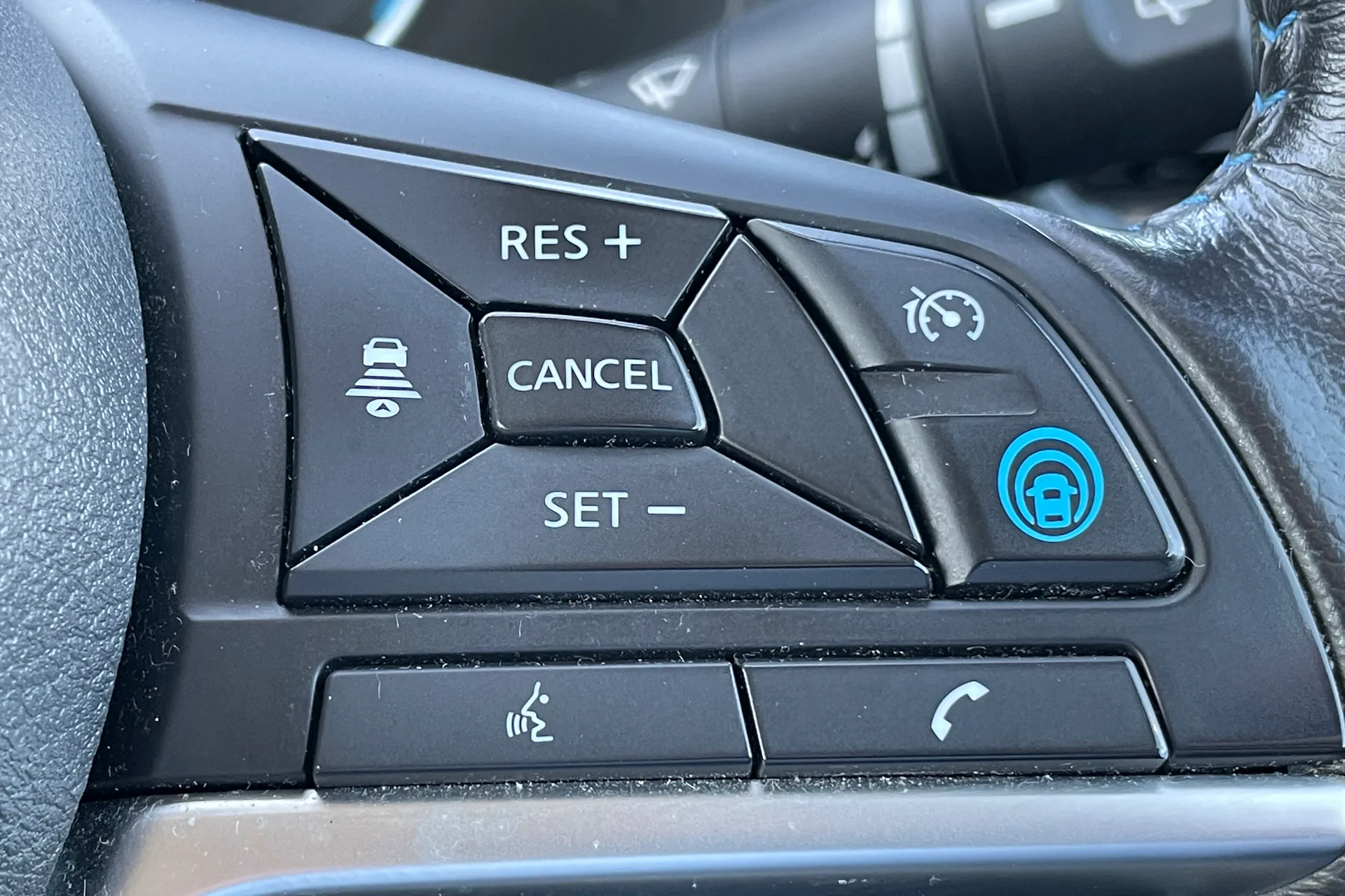 NISSAN LEAF thumbnail image number 14