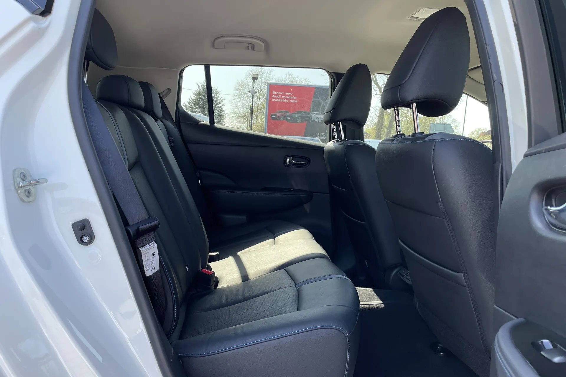 NISSAN LEAF thumbnail image number 28