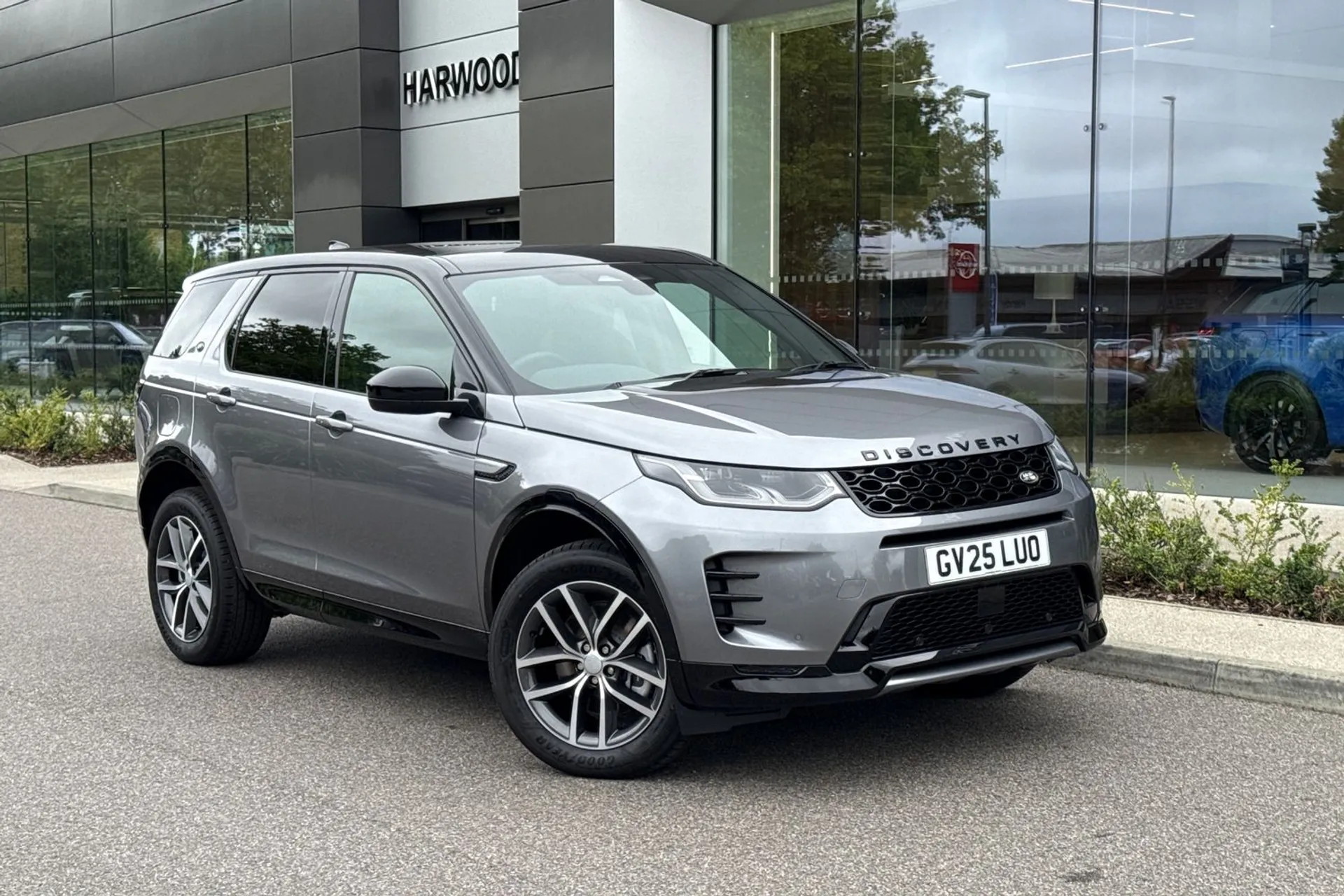 LAND ROVER DISCOVERY SPORT focused image