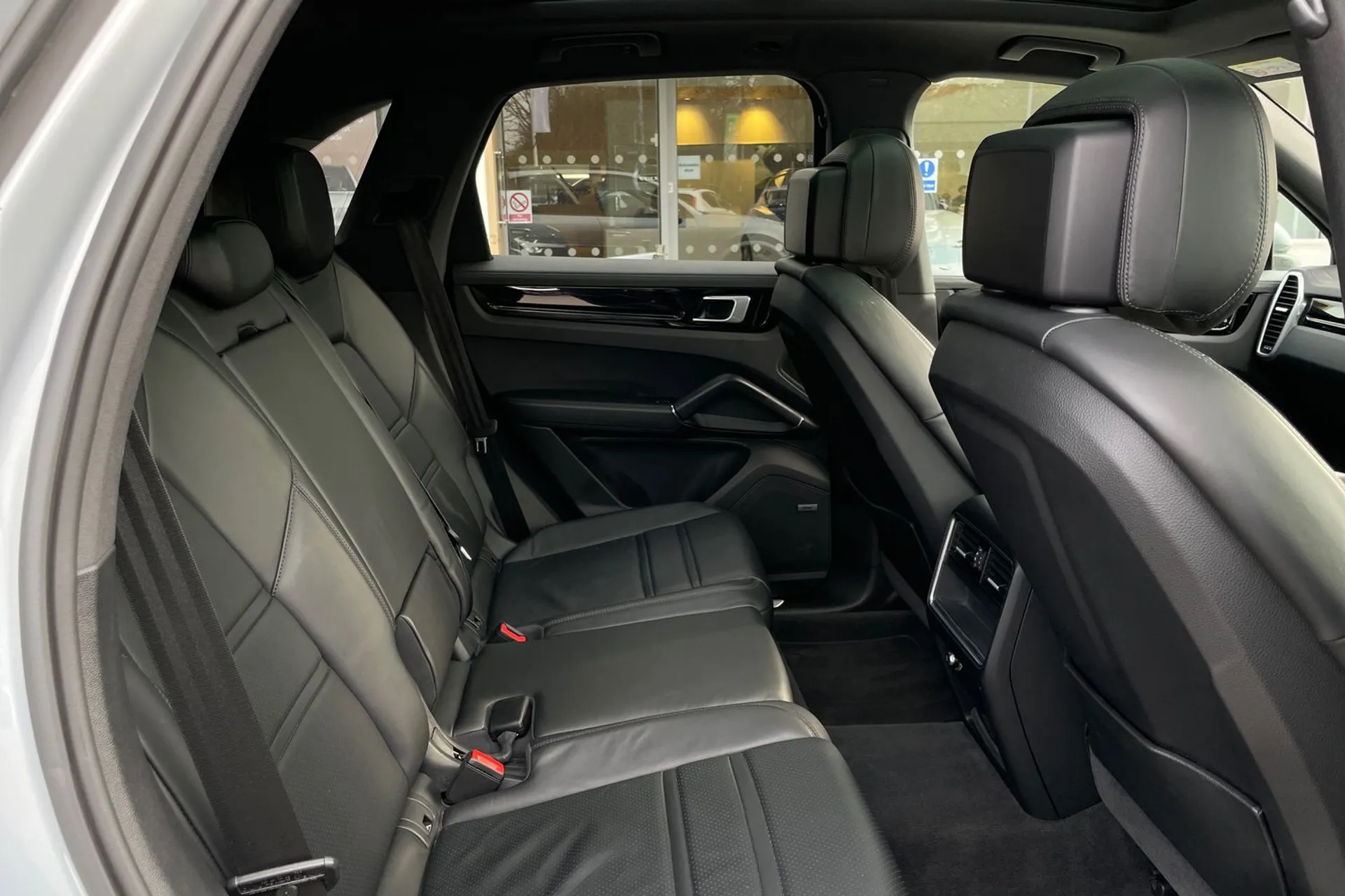 Porsche CAYENNE thumbnail image number 23
