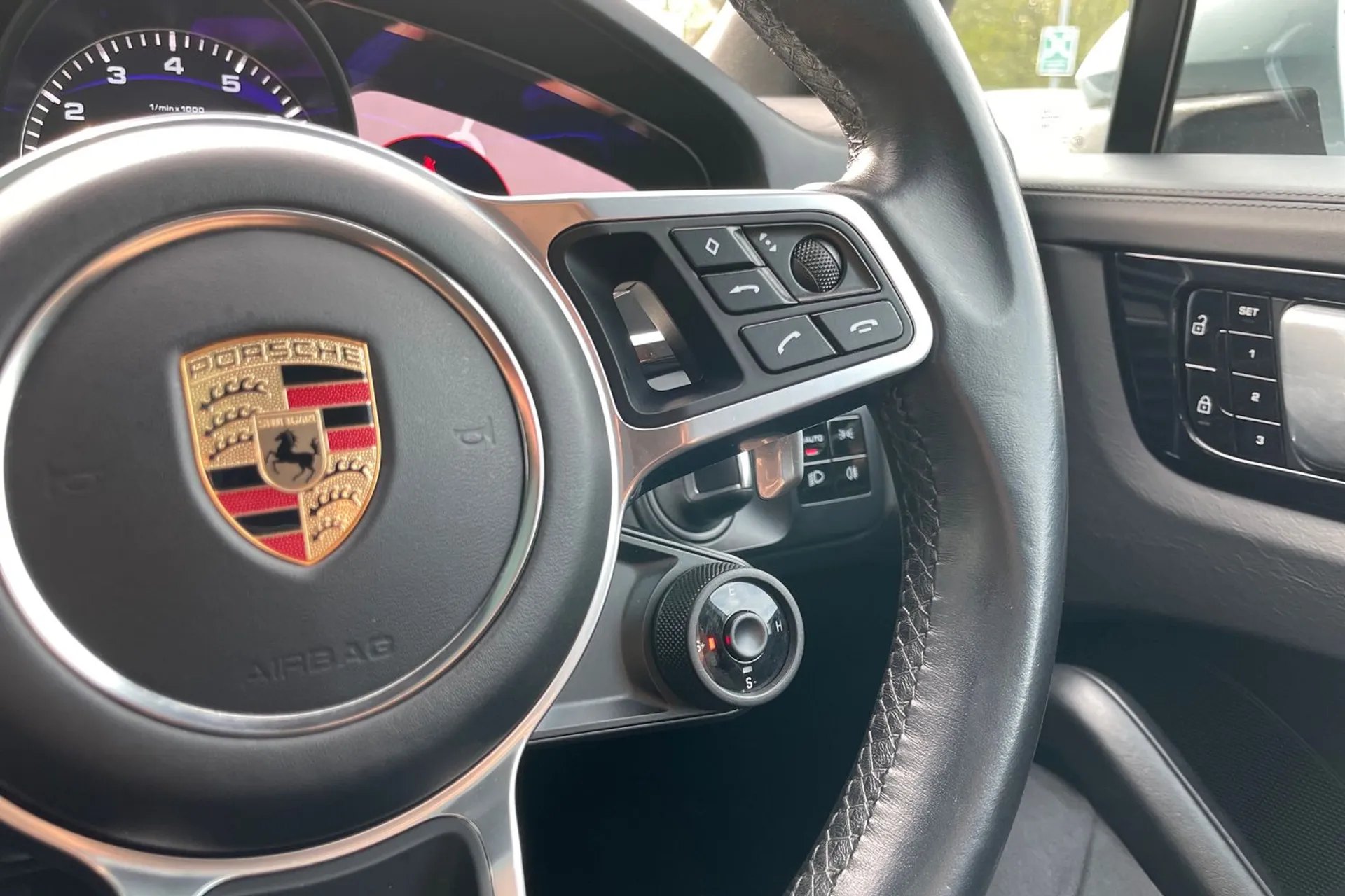 Porsche CAYENNE thumbnail image number 37