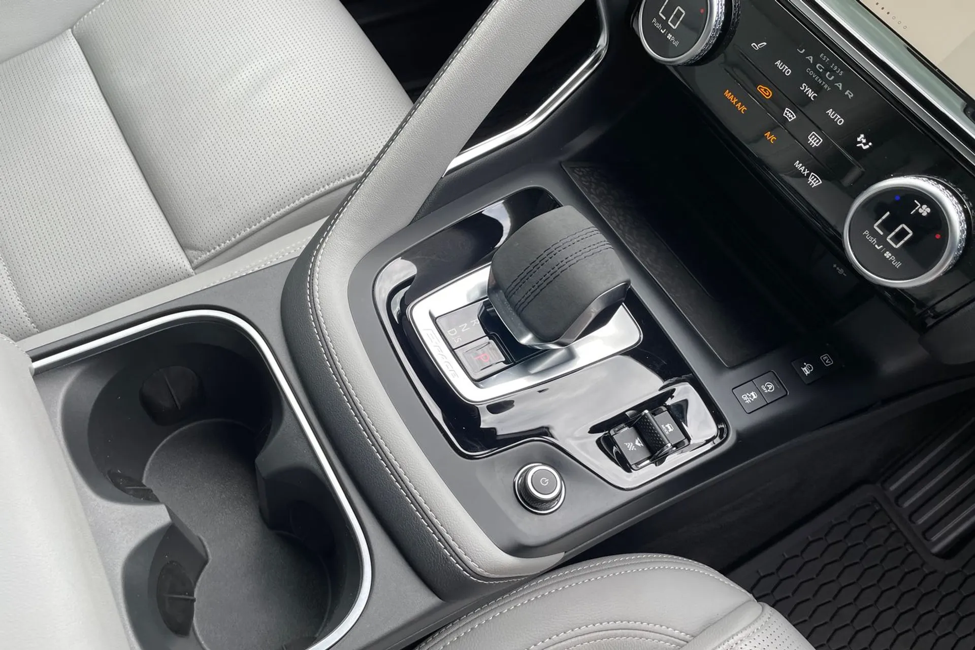 Jaguar E-PACE thumbnail image number 18
