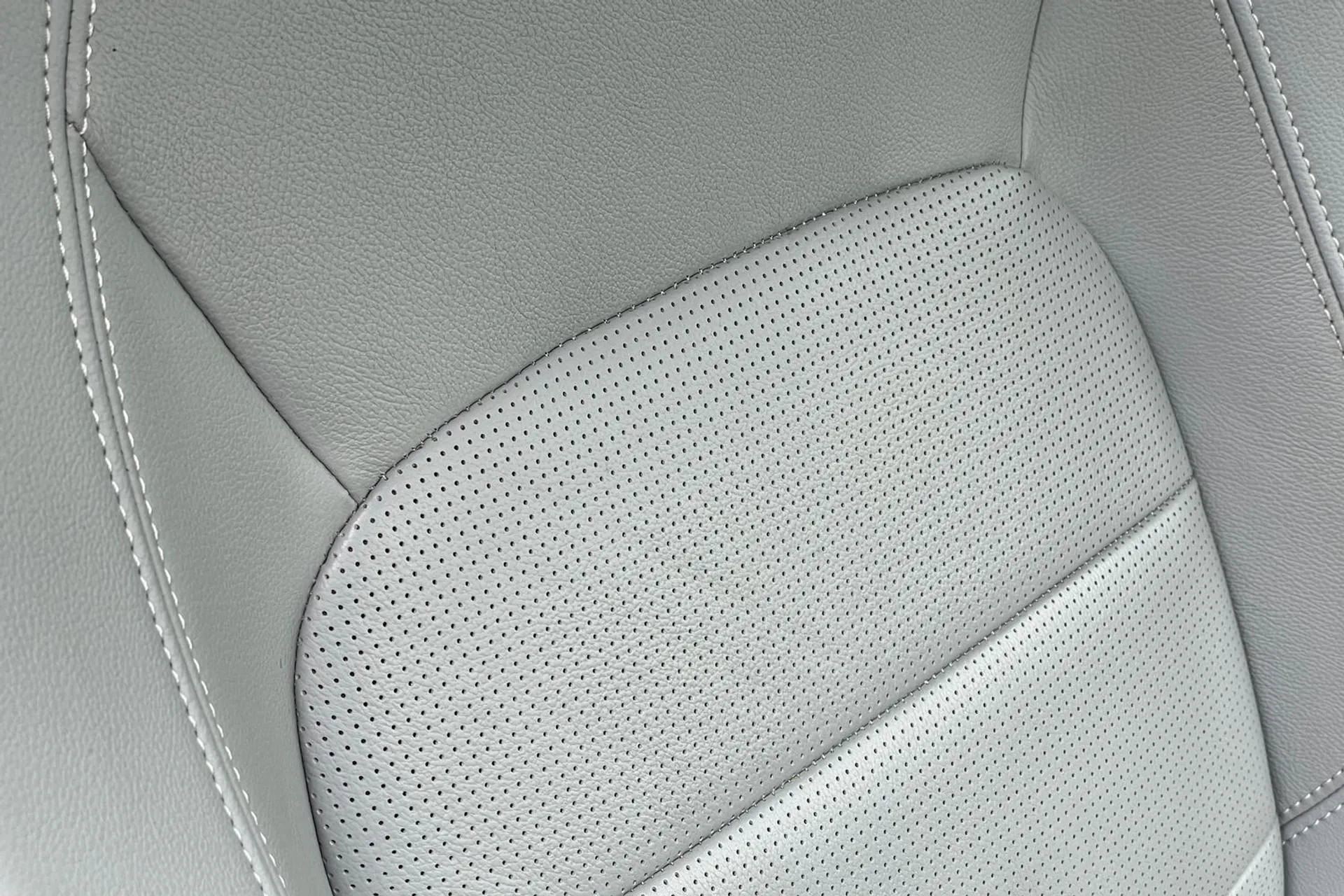 Jaguar E-PACE thumbnail image number 30