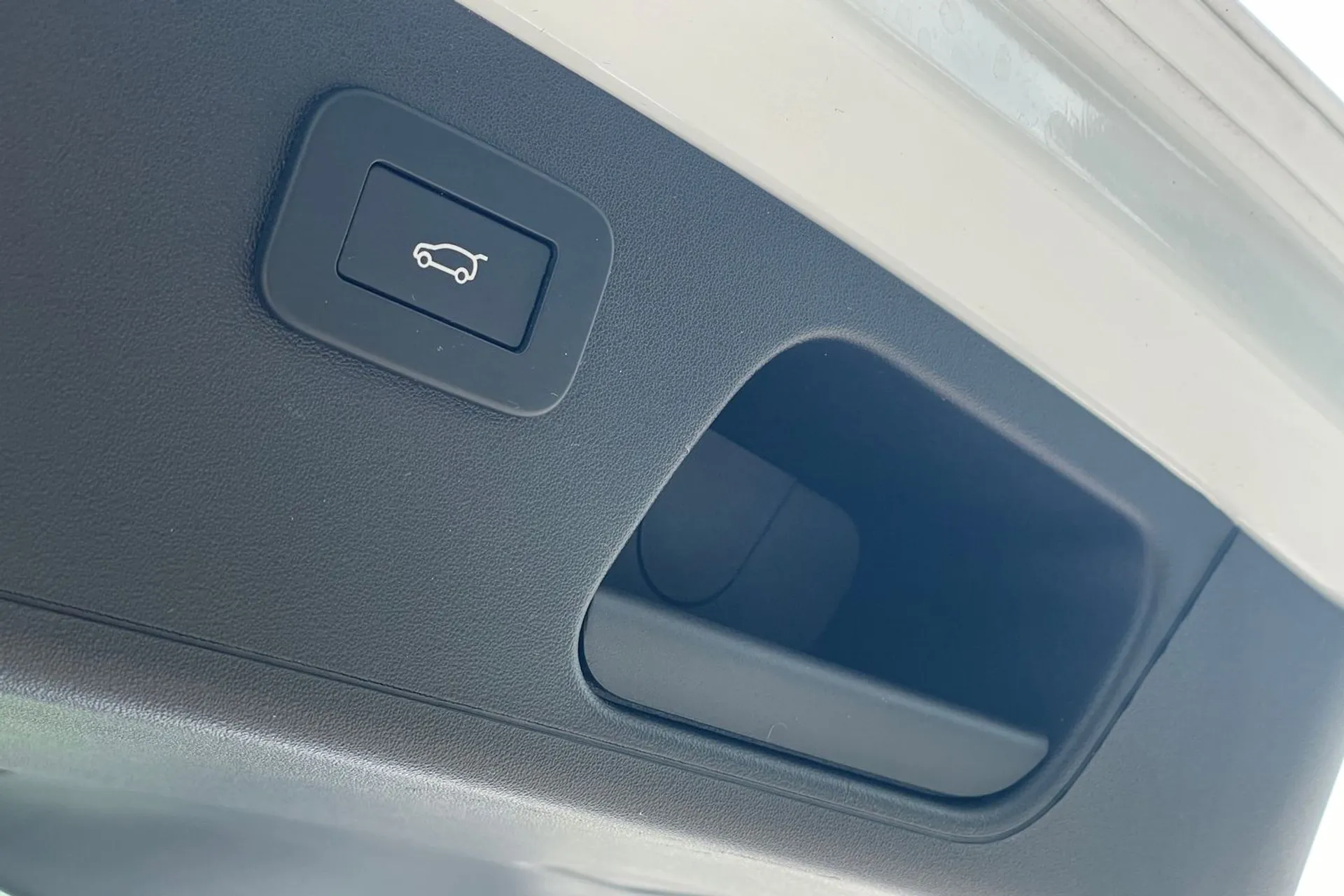 Jaguar E-PACE thumbnail image number 37