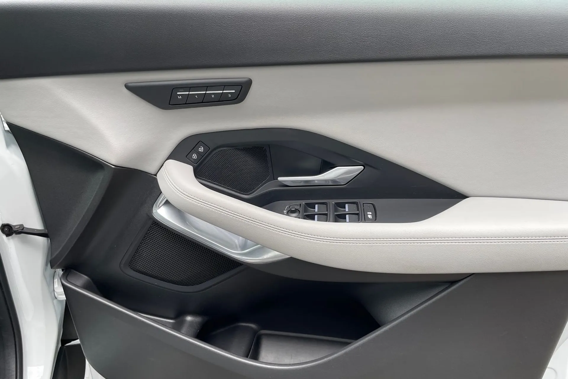 Jaguar E-PACE thumbnail image number 47