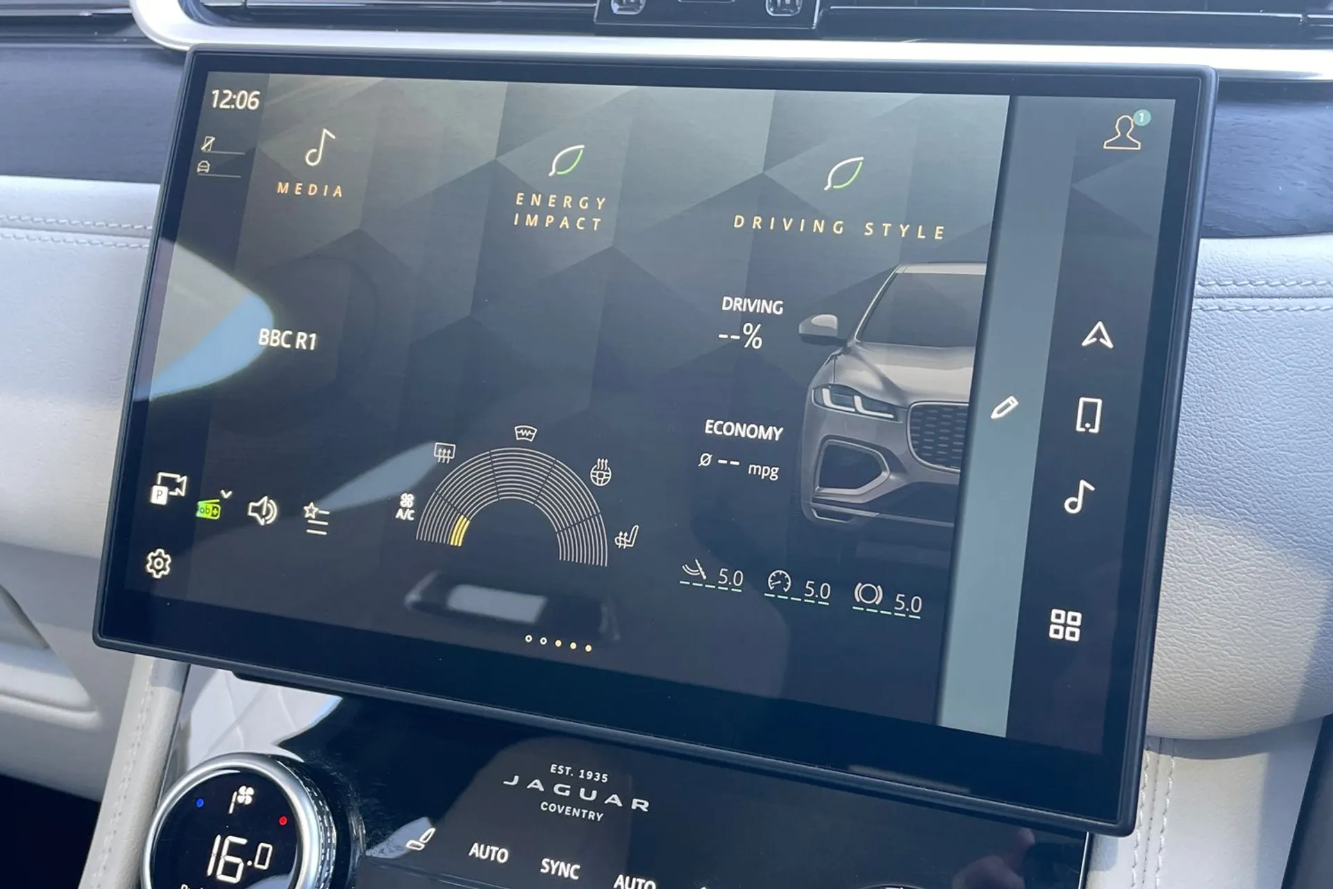 Jaguar F-PACE thumbnail image number 58