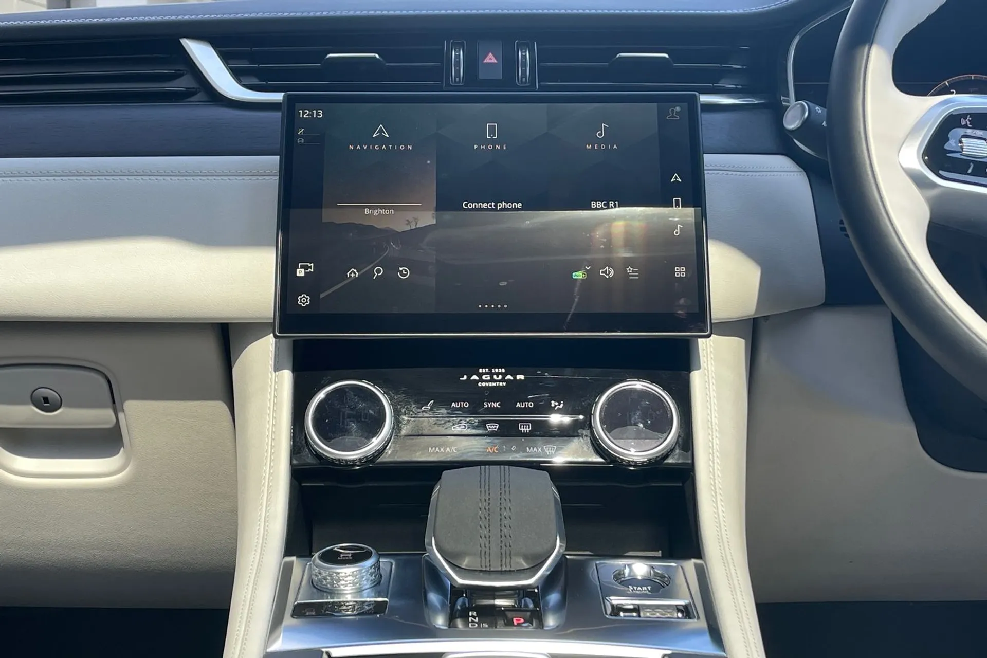 Jaguar F-PACE thumbnail image number 43