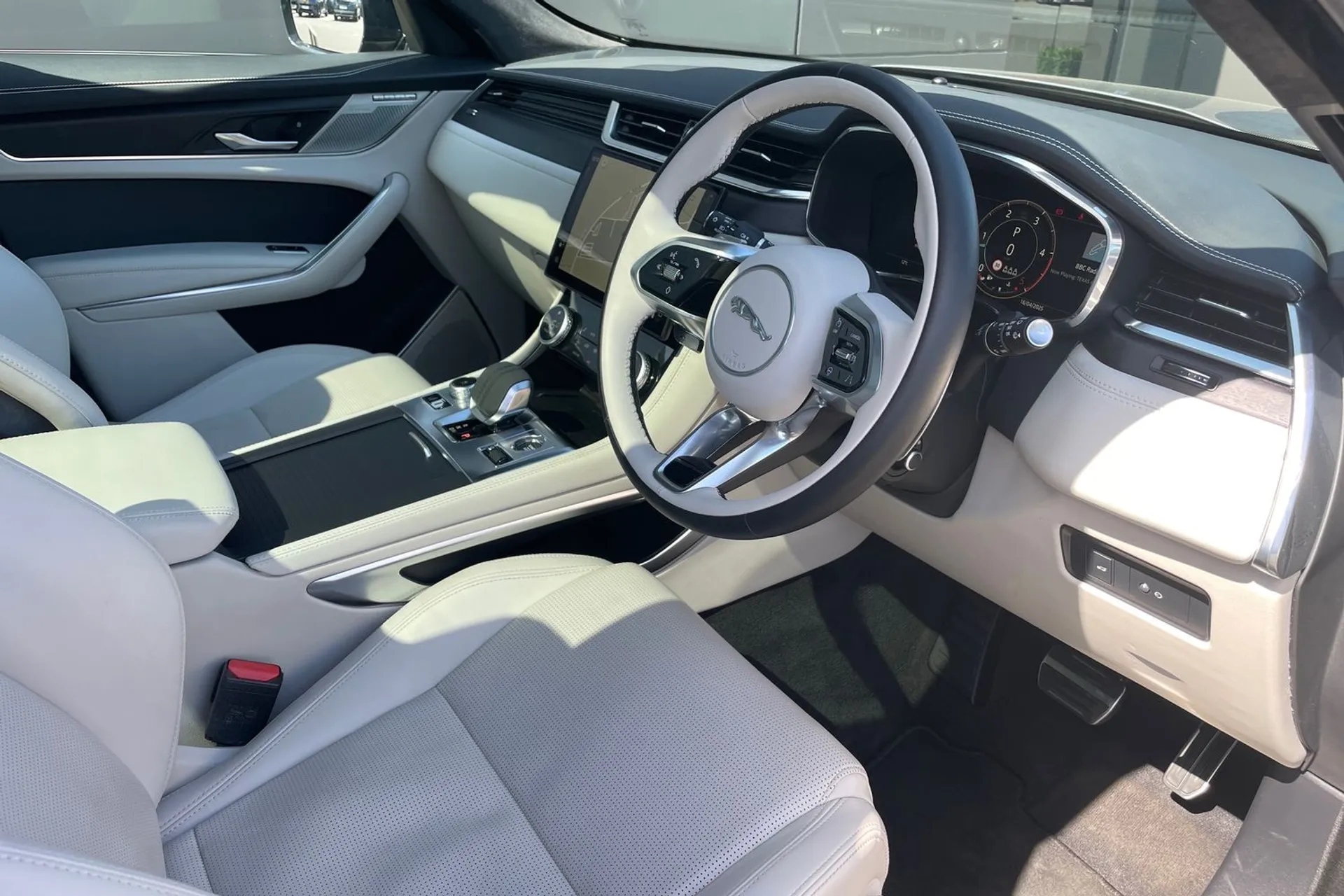Jaguar F-PACE thumbnail image number 18
