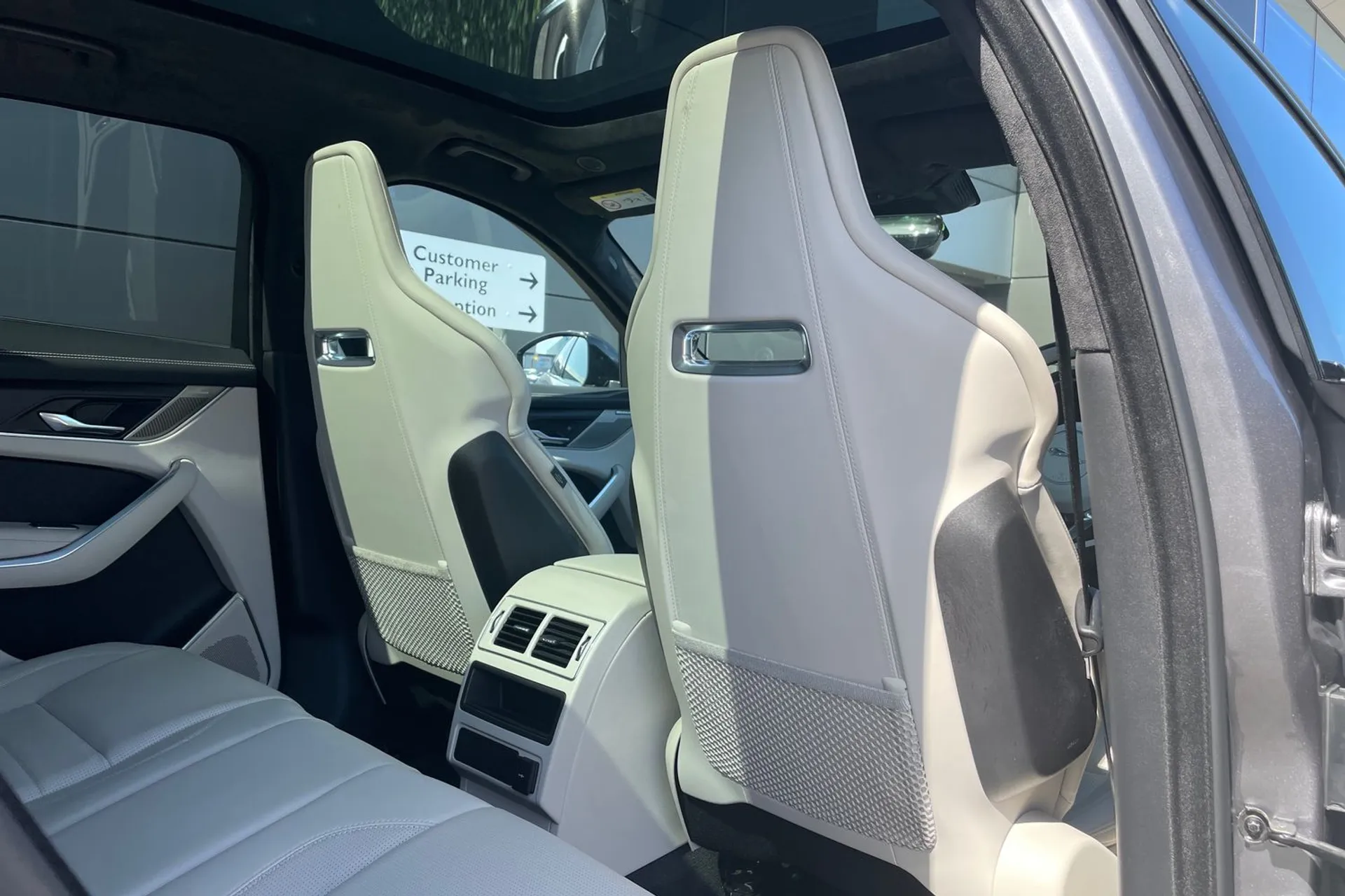 Jaguar F-PACE thumbnail image number 33