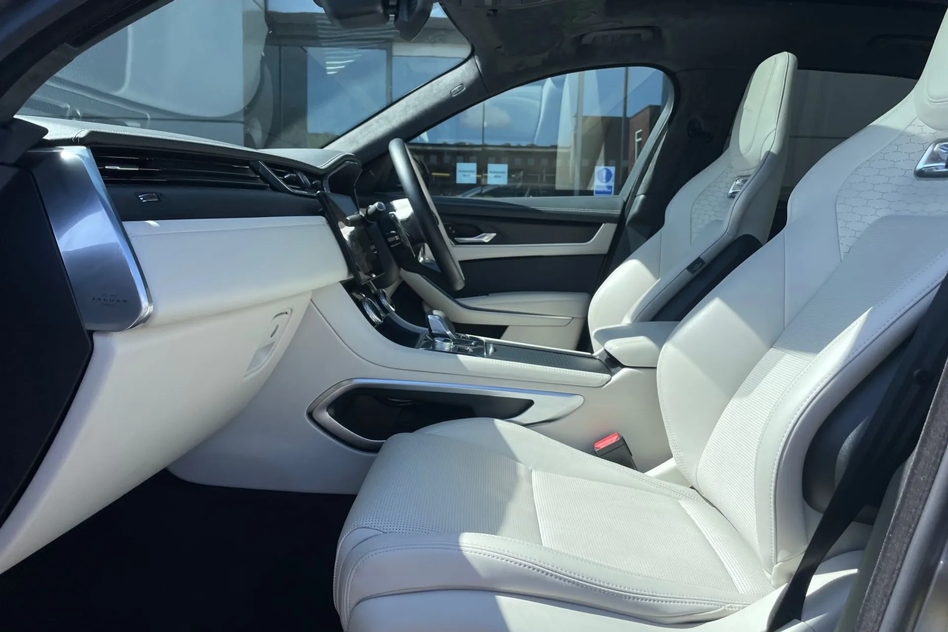 Jaguar F-PACE thumbnail image number 36