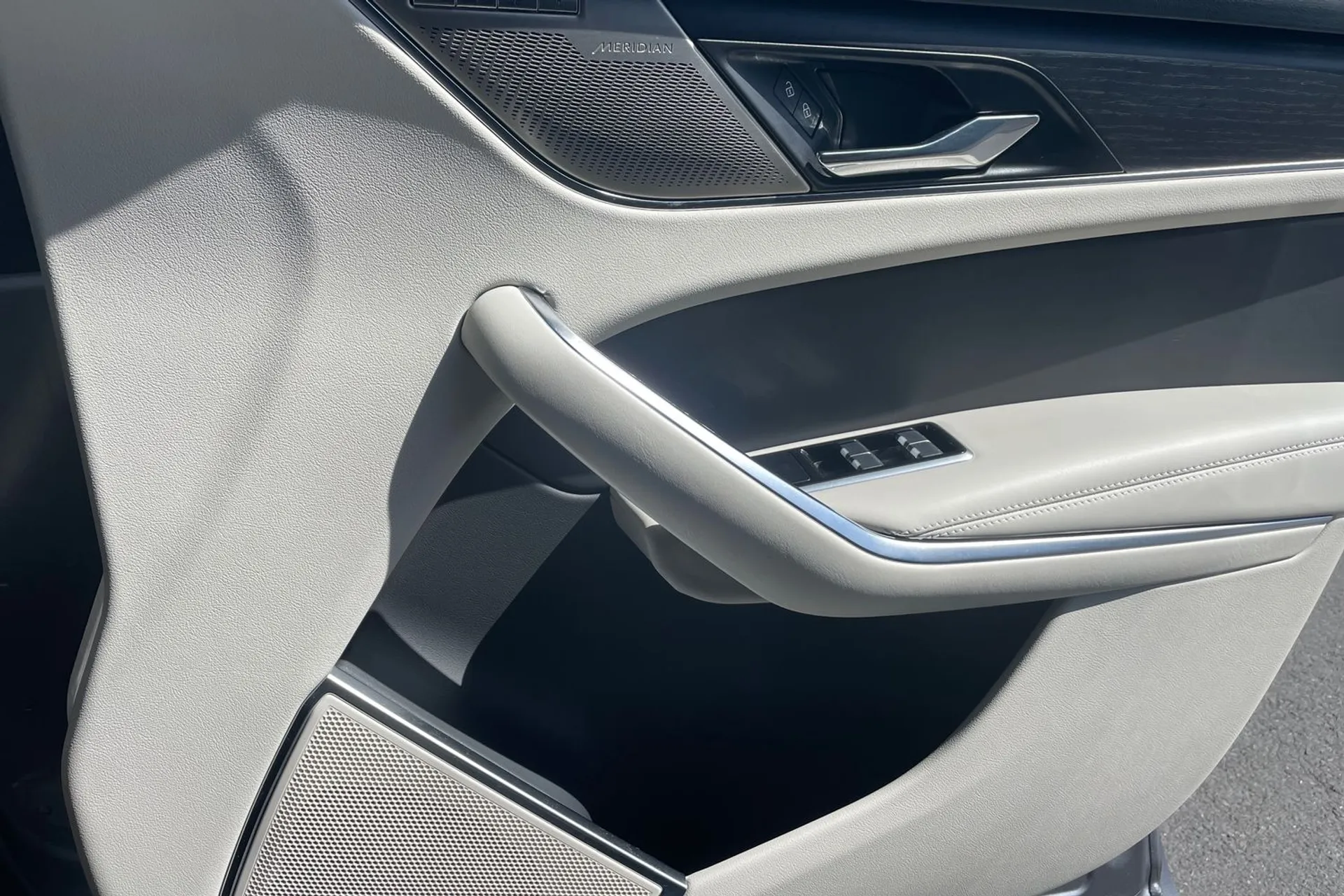 Jaguar F-PACE thumbnail image number 48