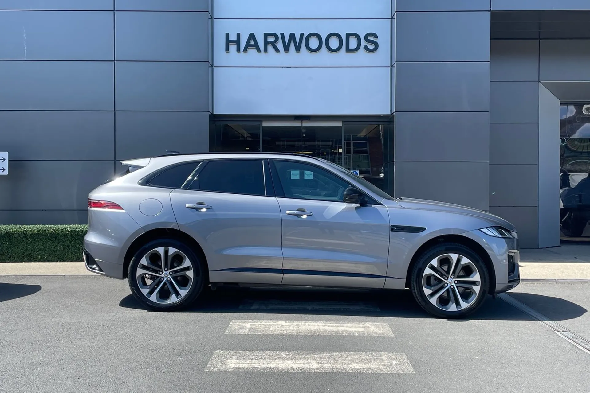 Jaguar F-PACE thumbnail image number 2
