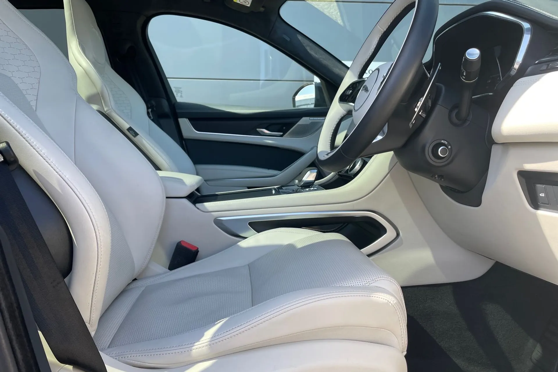 Jaguar F-PACE thumbnail image number 19