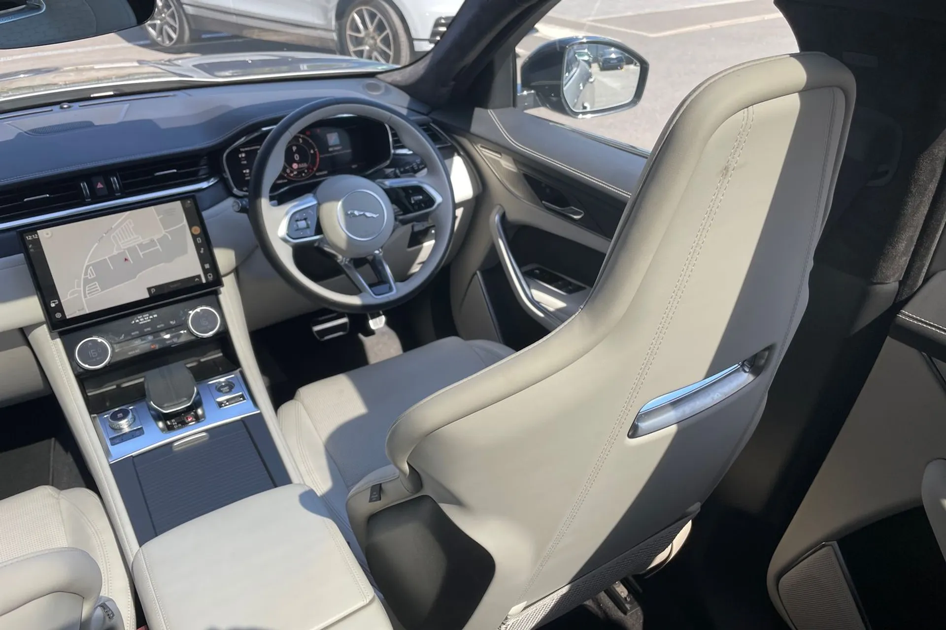 Jaguar F-PACE thumbnail image number 40