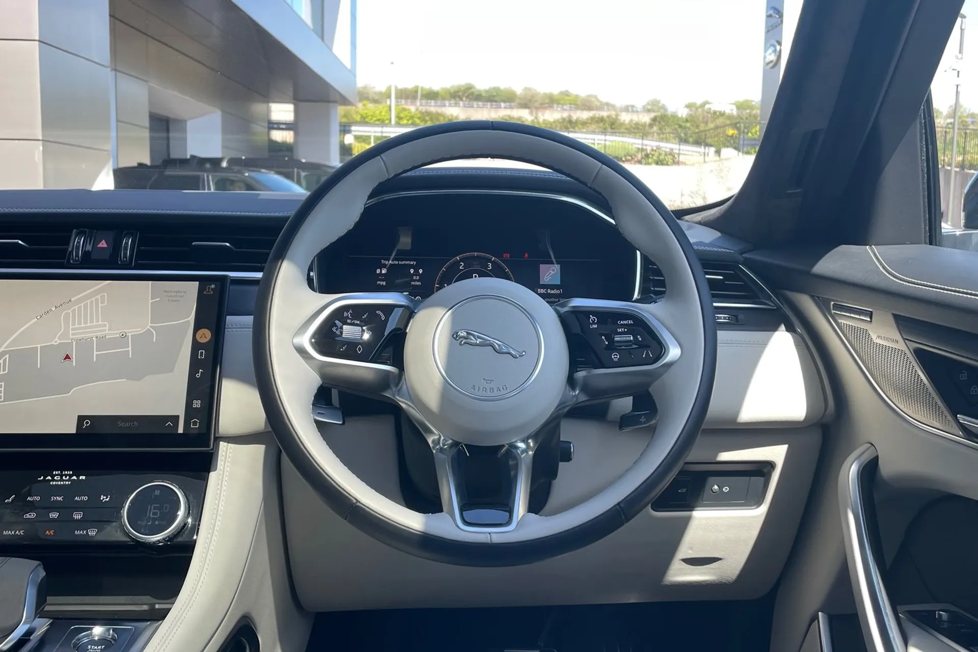 Jaguar F-PACE thumbnail image number 41