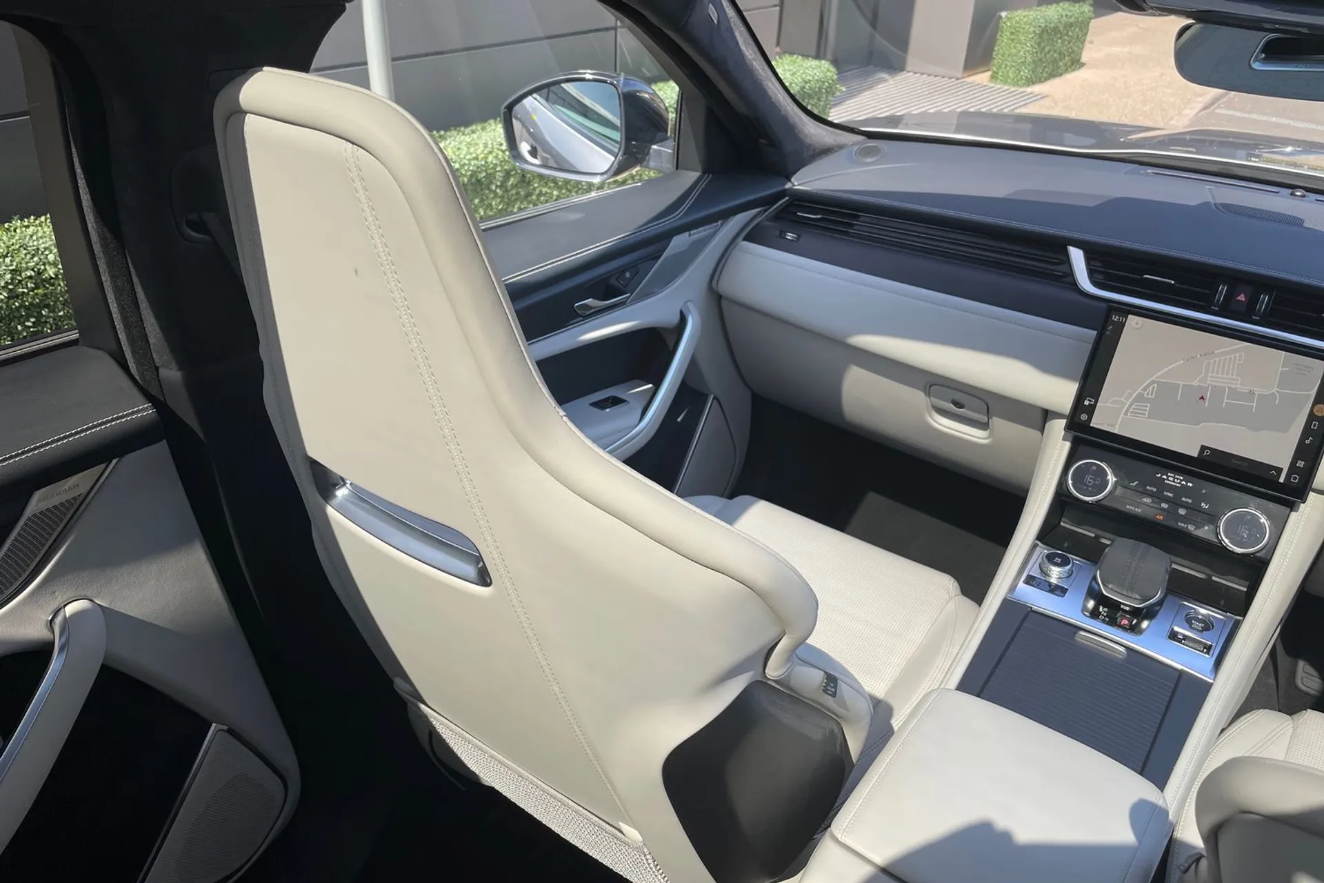 Jaguar F-PACE thumbnail image number 39