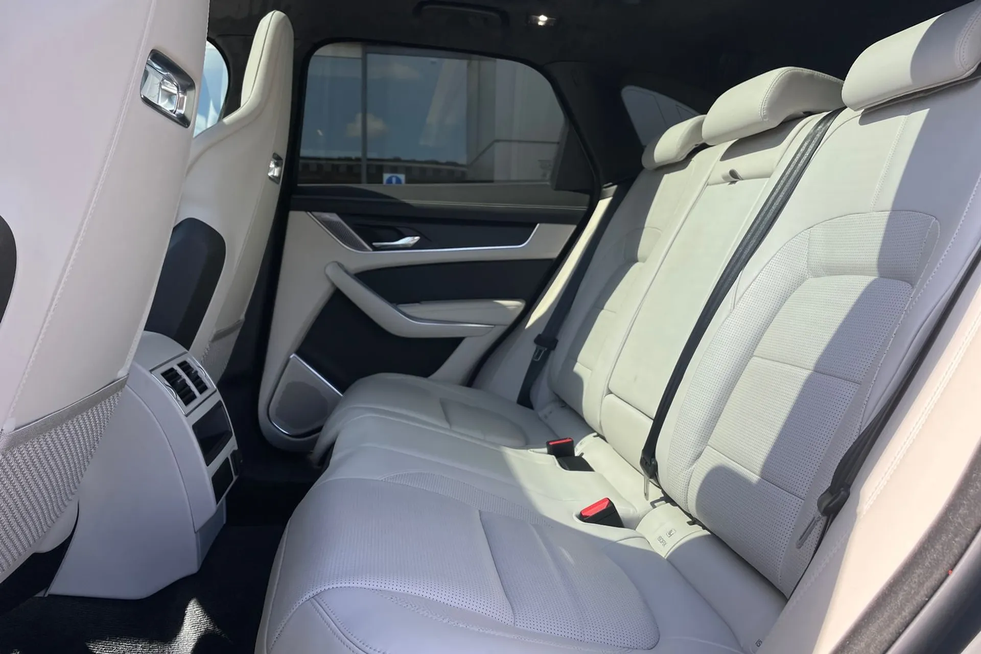 Jaguar F-PACE thumbnail image number 37