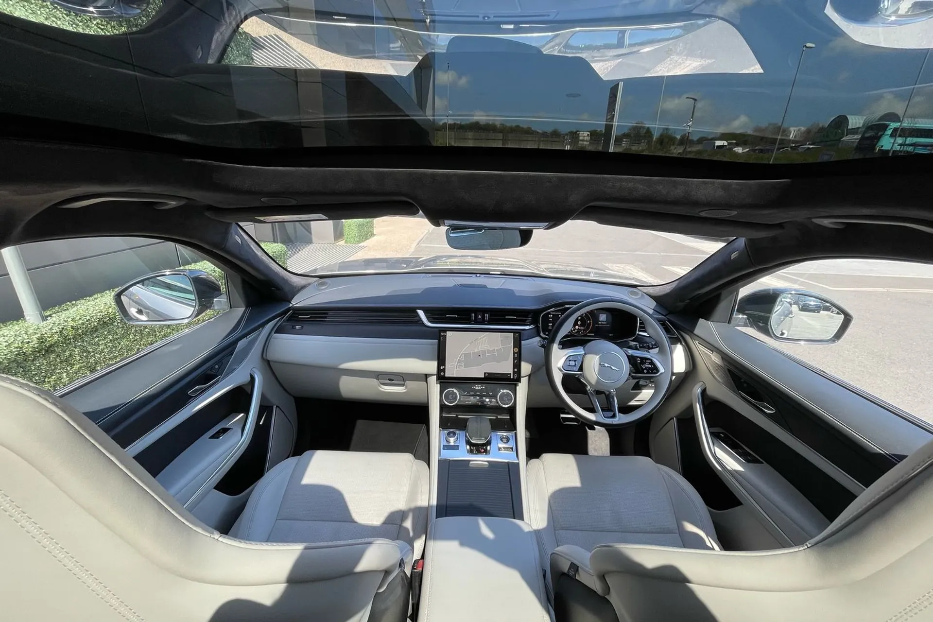 Jaguar F-PACE thumbnail image number 4