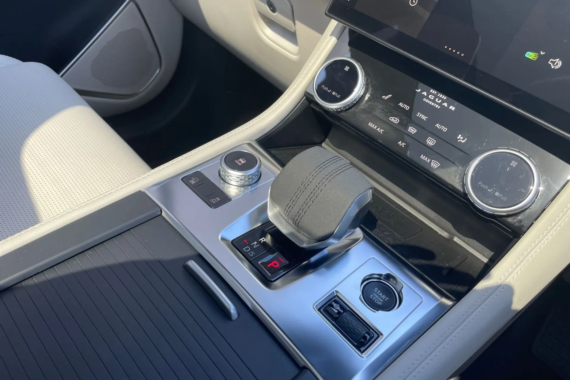 Jaguar F-PACE thumbnail image number 51