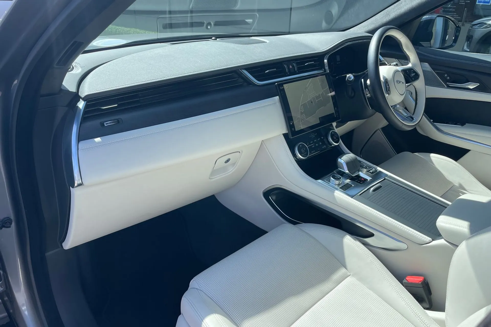 Jaguar F-PACE thumbnail image number 35